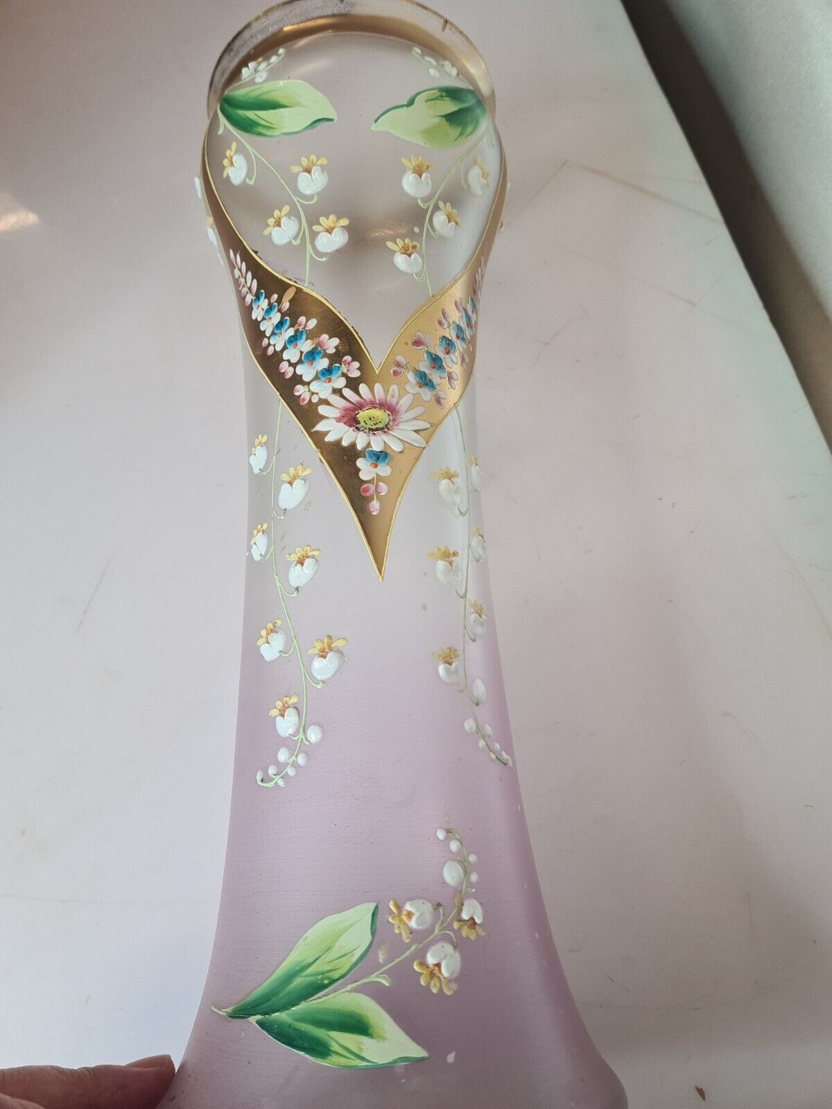 Vase en opaline émaiillée avec du muguet