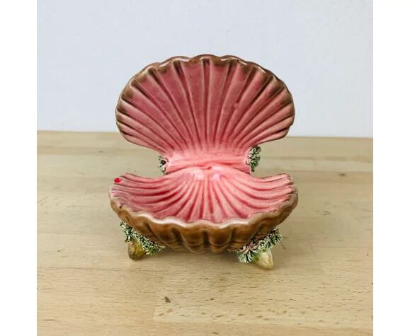 Empty pocket shell slip soap holder