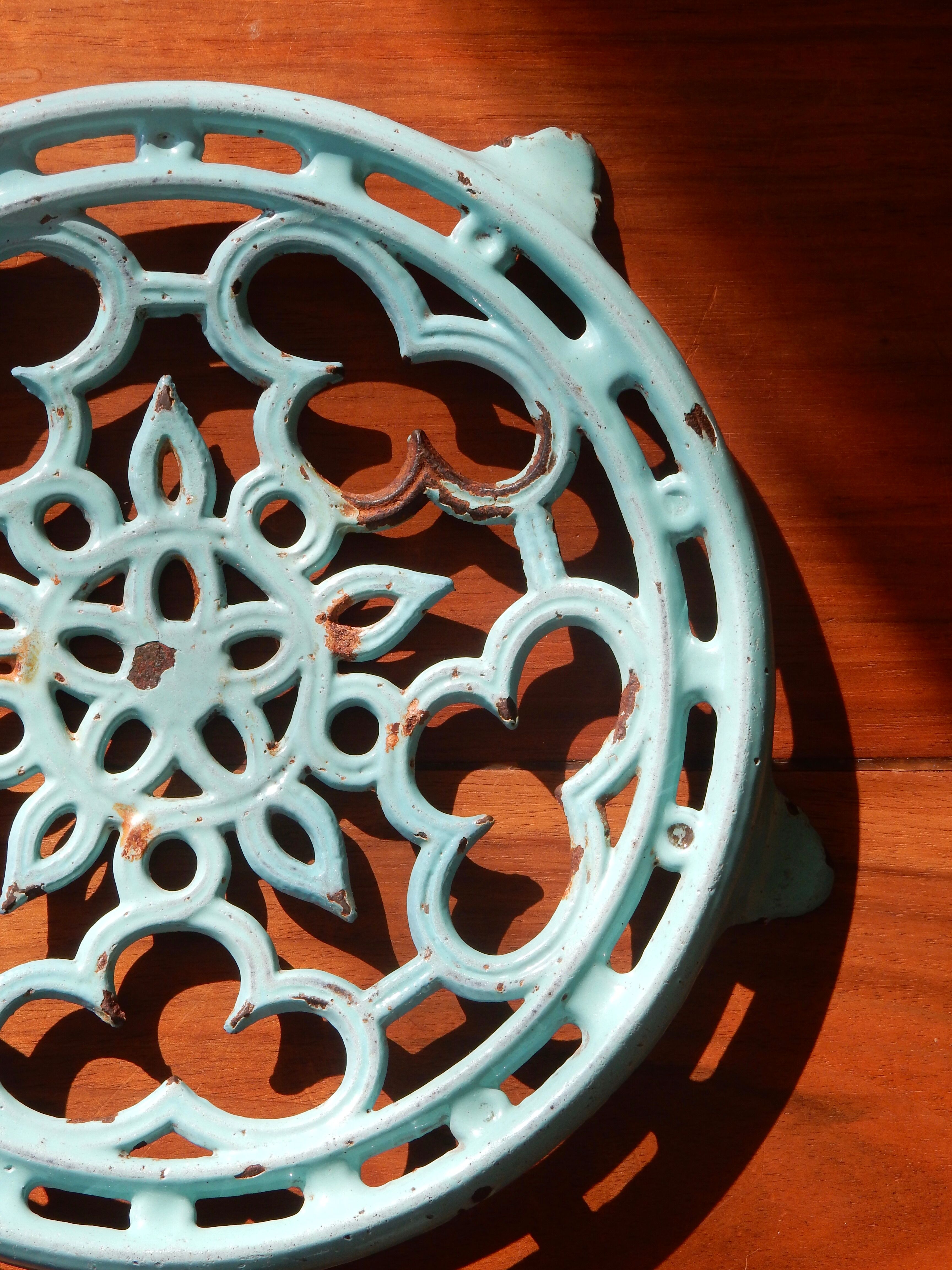 Blue enamelled cast iron flat