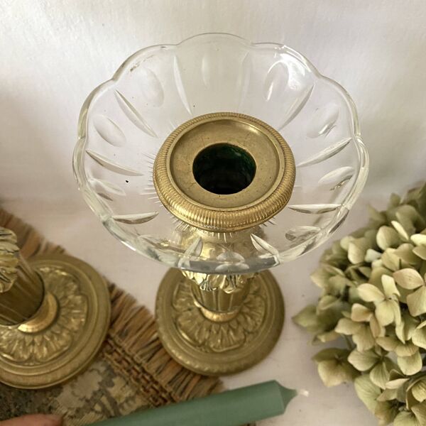 Bougeoirs anciens en laiton avec bobèche de verre