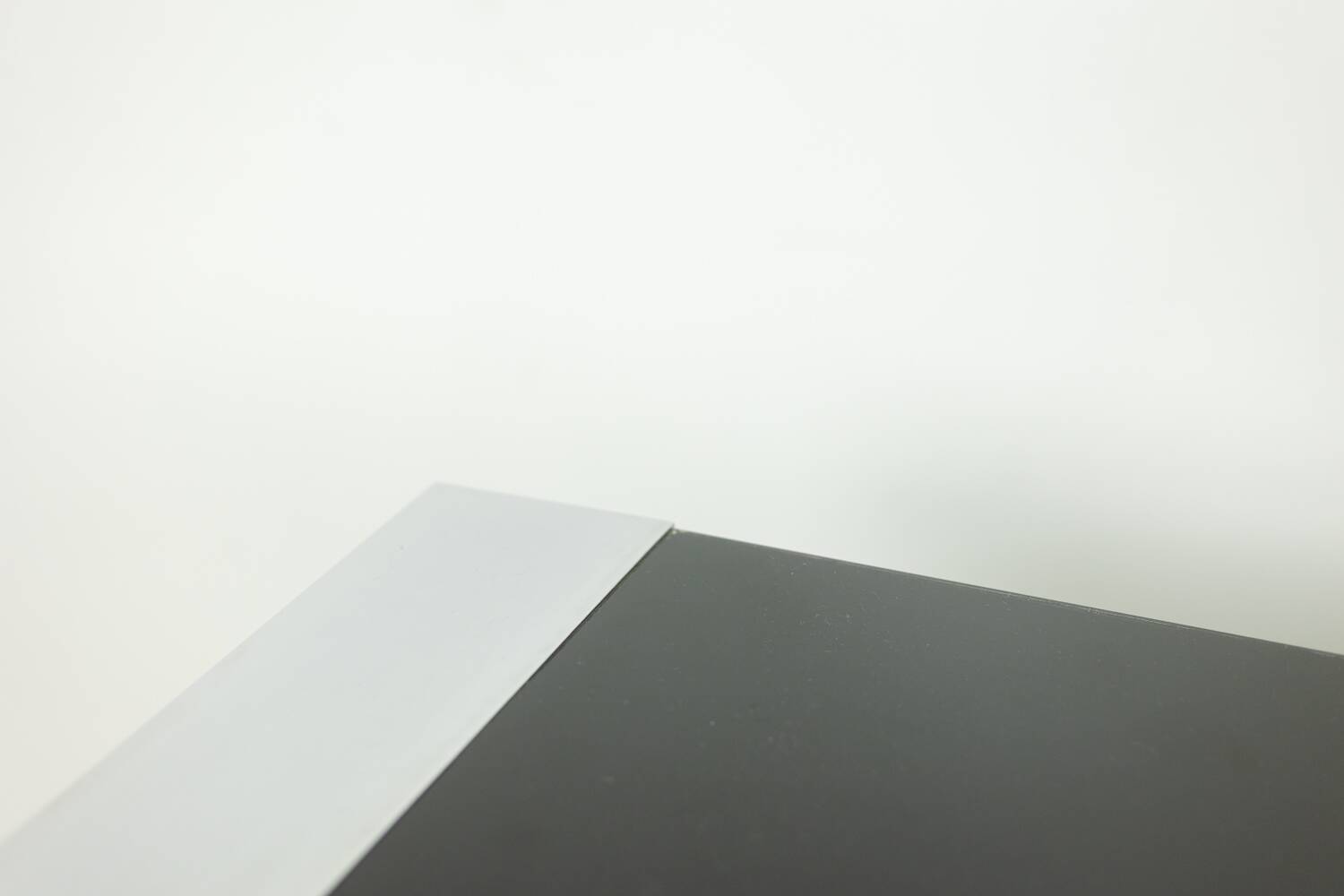 Sergio Mazza, pour Cinova. Commode en bois laqué noir. Vers 1970.