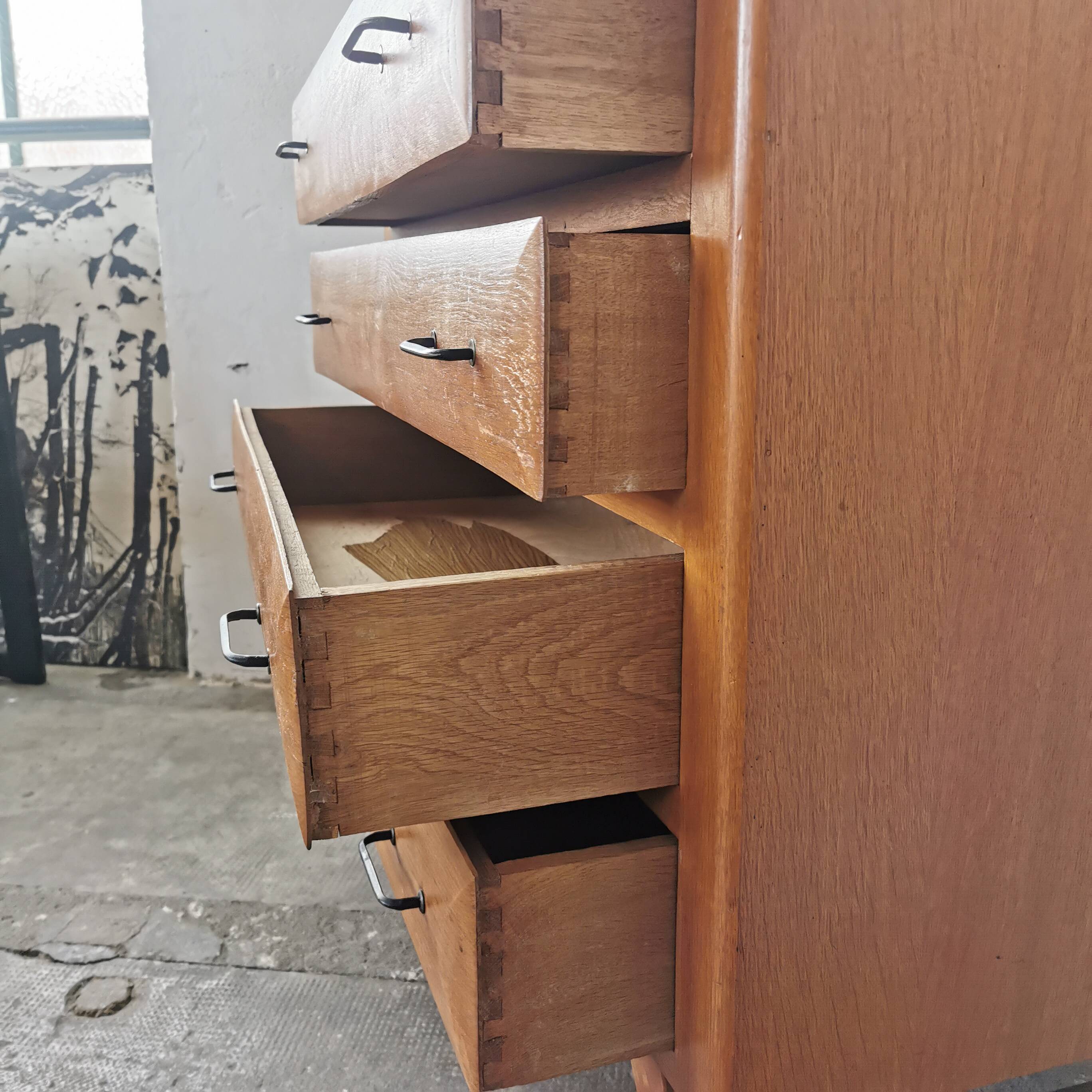 Vintage chest of drawers with compass legs, in oak.