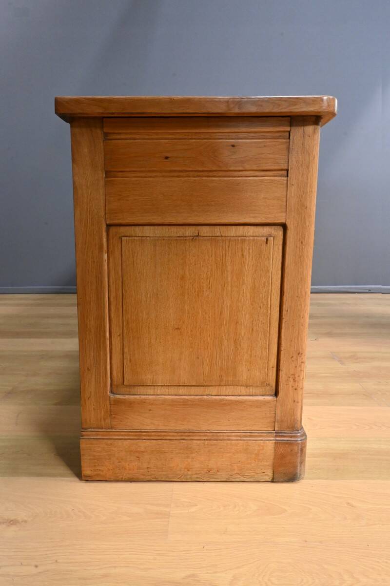 Important Oak Commercial Furniture – 1920