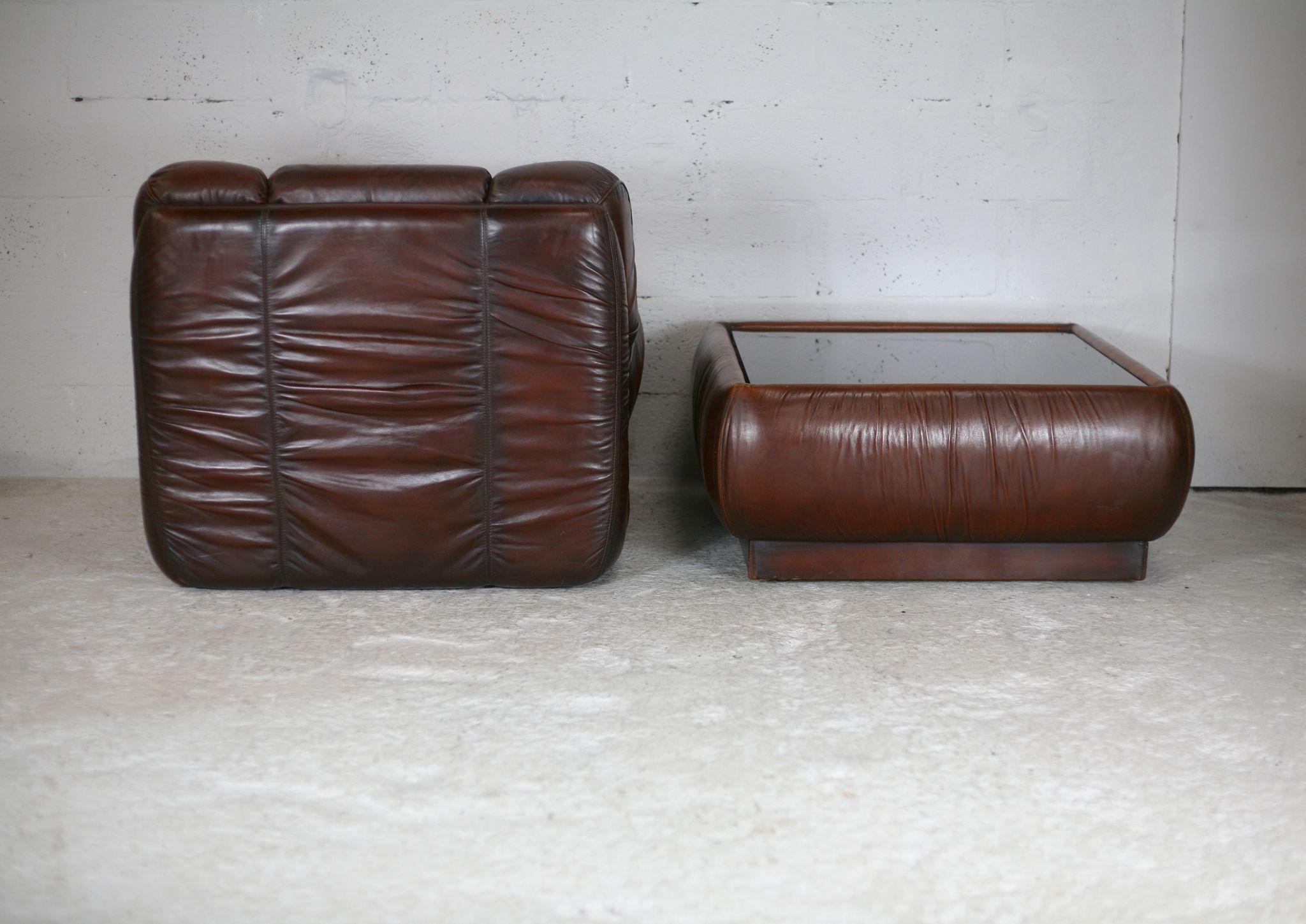 Ensemble fauteuil et table basse cuir, Italie, circa 1970. space age