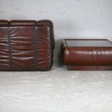 Ensemble fauteuil et table basse cuir, Italie, circa 1970. space age