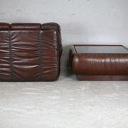 Ensemble fauteuil et table basse cuir, Italie, circa 1970. space age