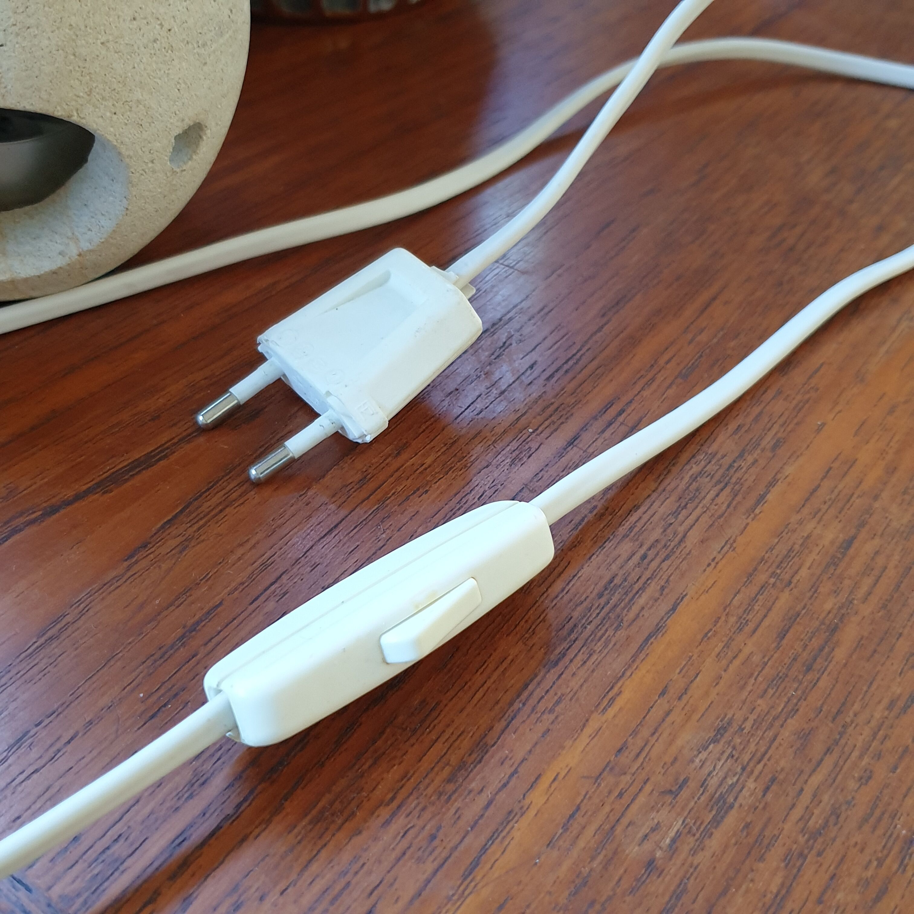 Creamy white table lamp