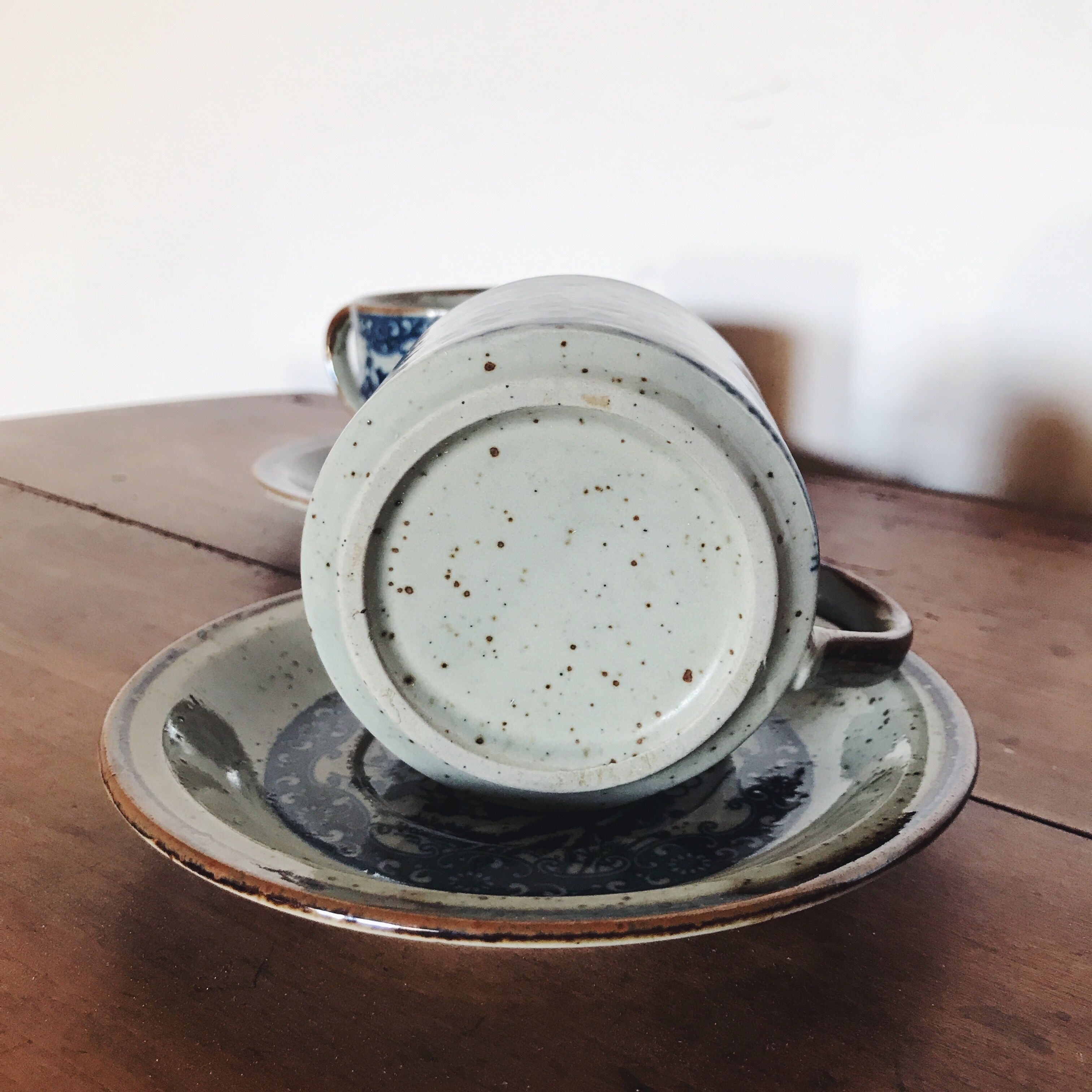 Pair of cups in blue décor