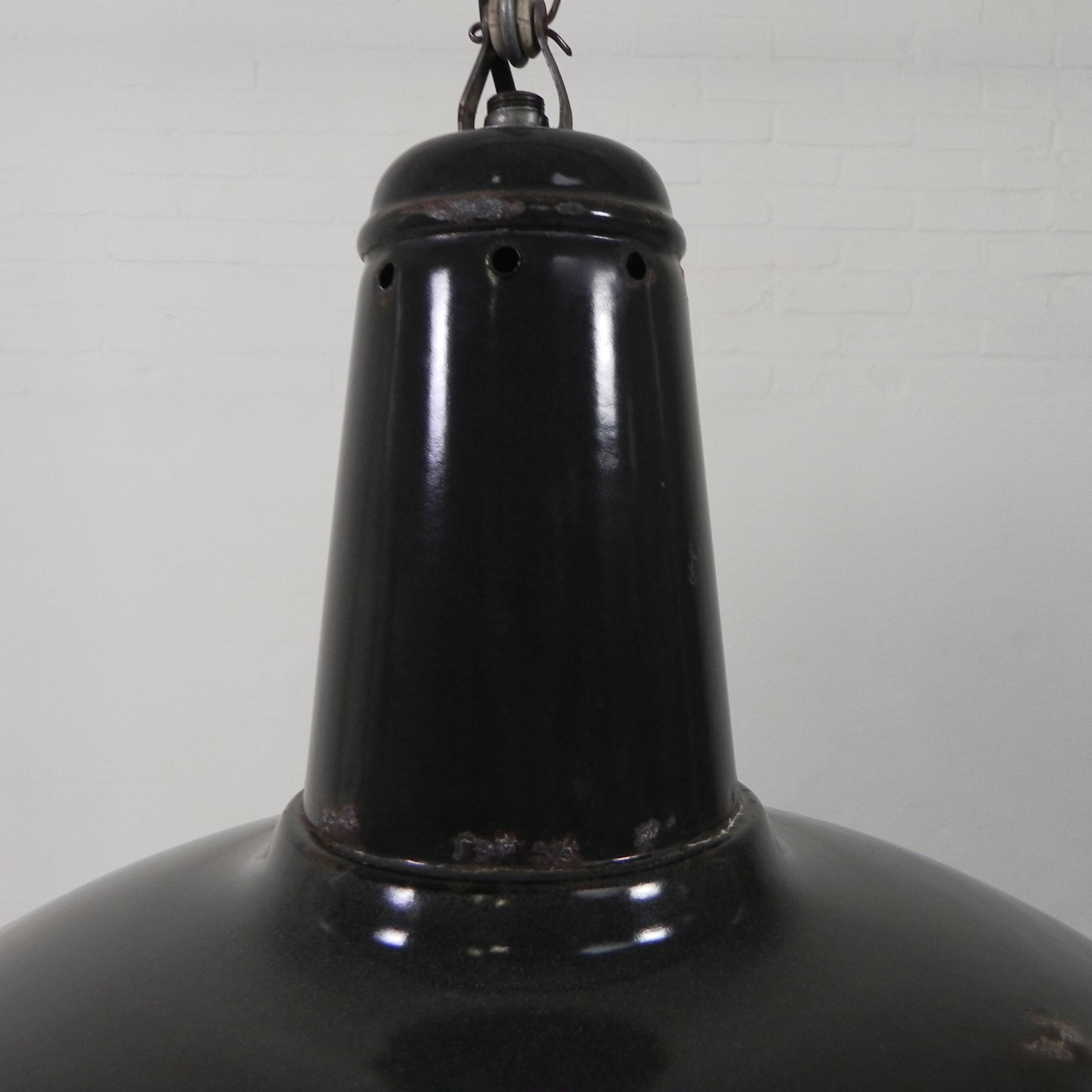 Industrial hanging lamp with enamelled steel shade