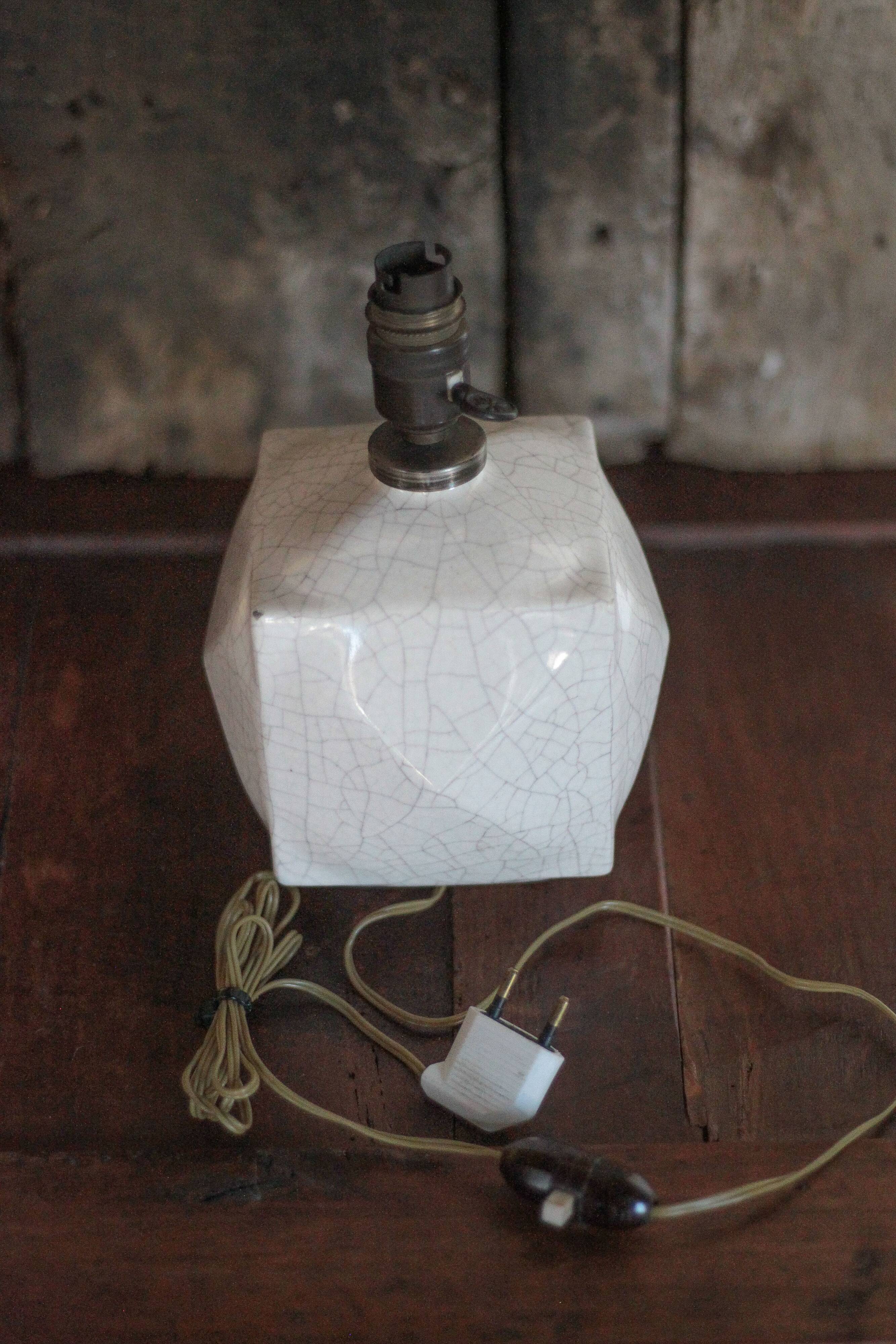 Cracked ceramic Art Deco lamp, table lamp, cube-shaped lamp.