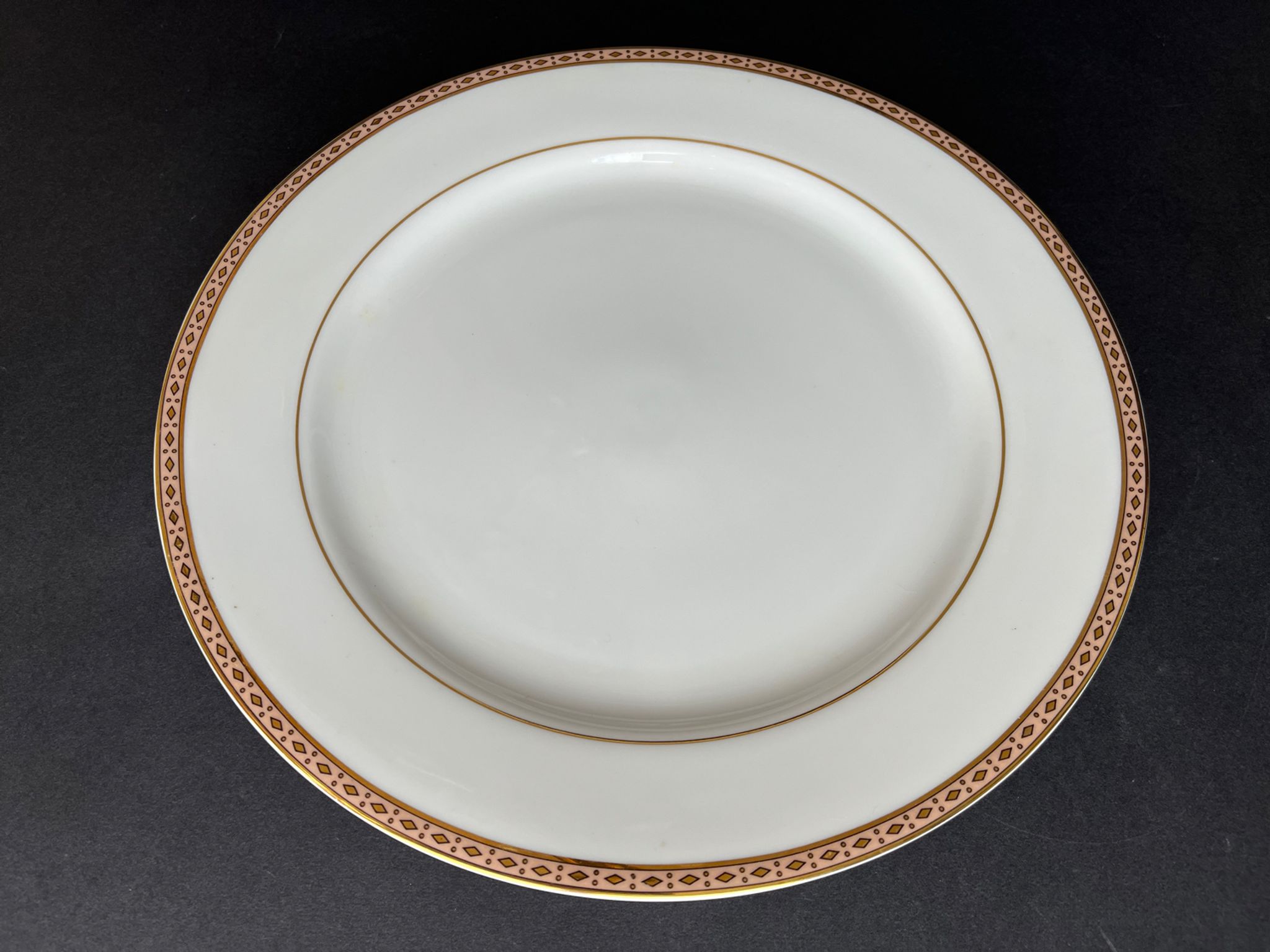 2 assiettes de présentation en porcelaine