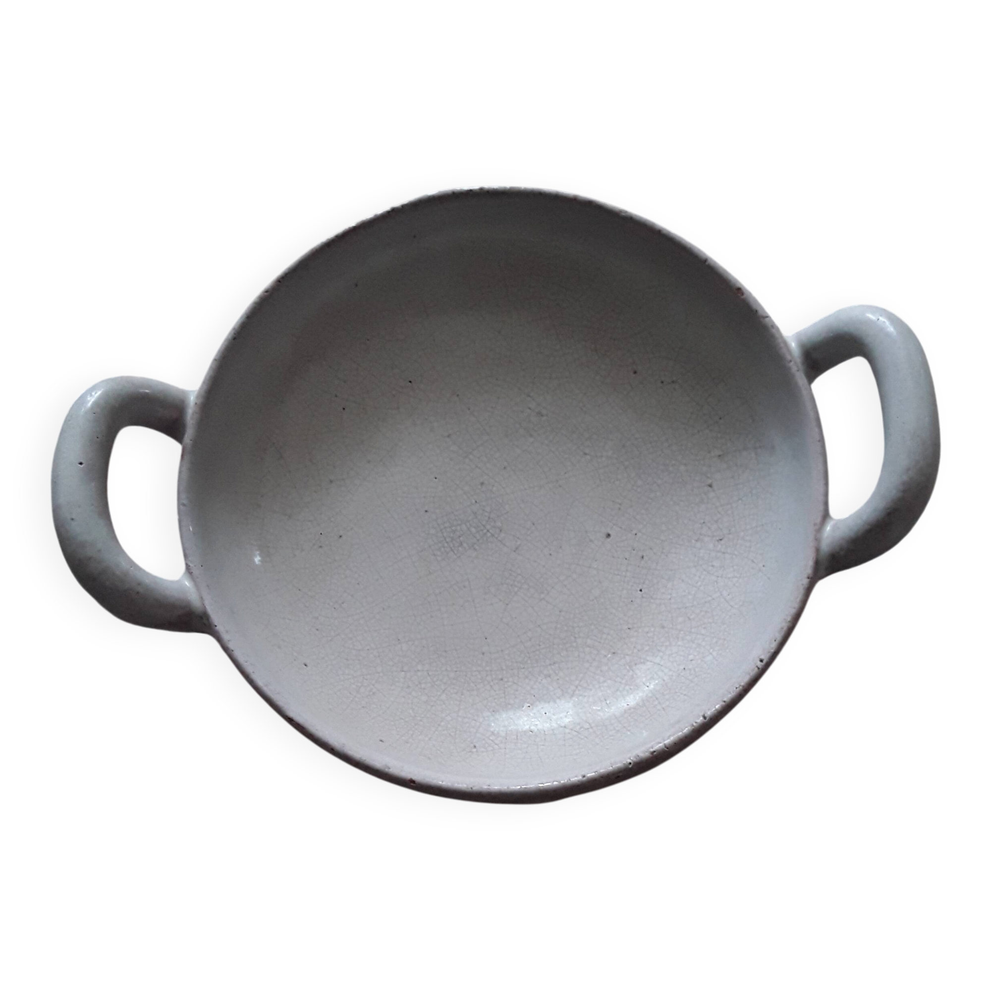 Cracked plate from the 19th century with handles.