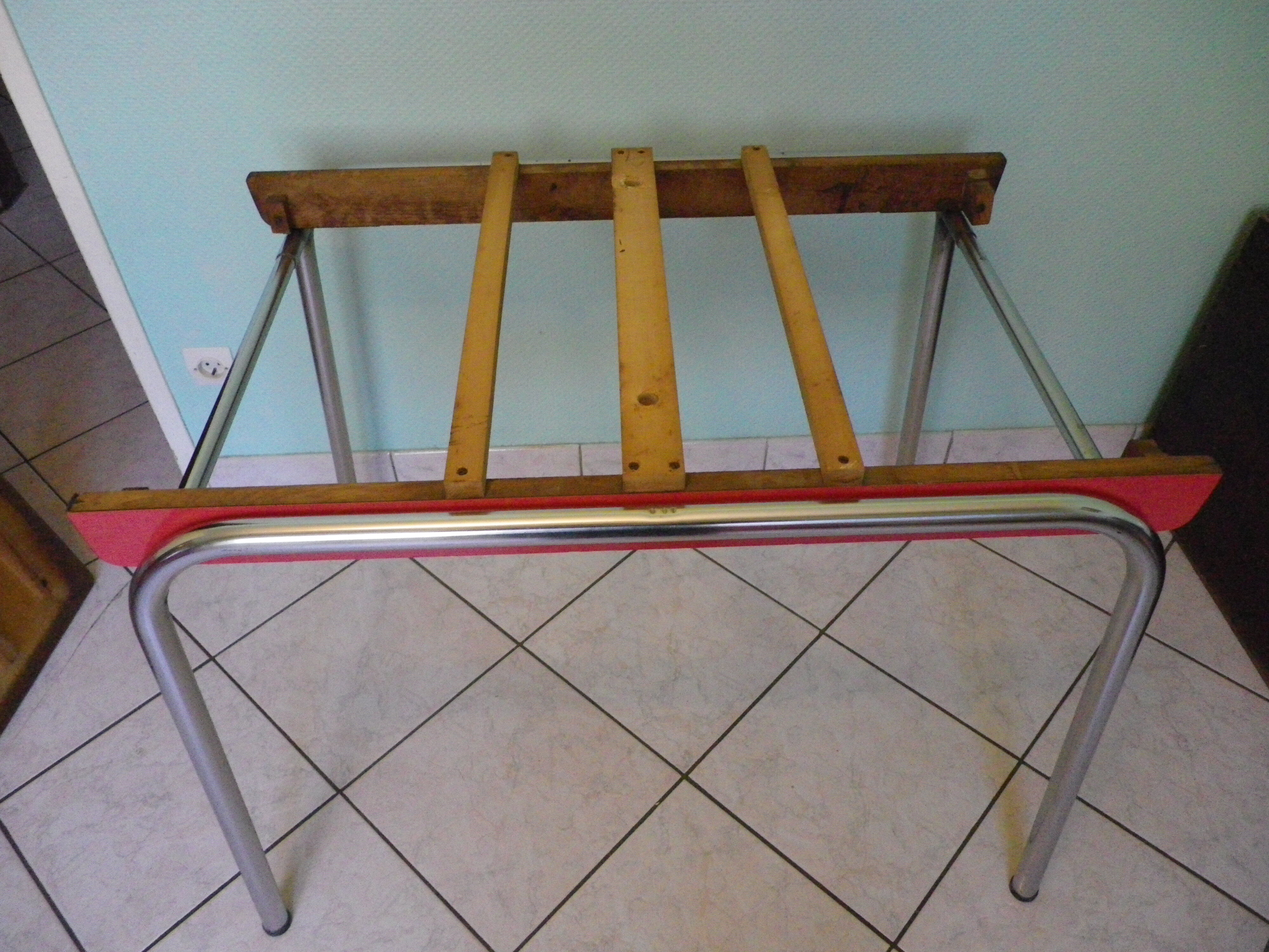 Table in red formica, 4 roc chairs, 2 extension cords, 2 drawers 60