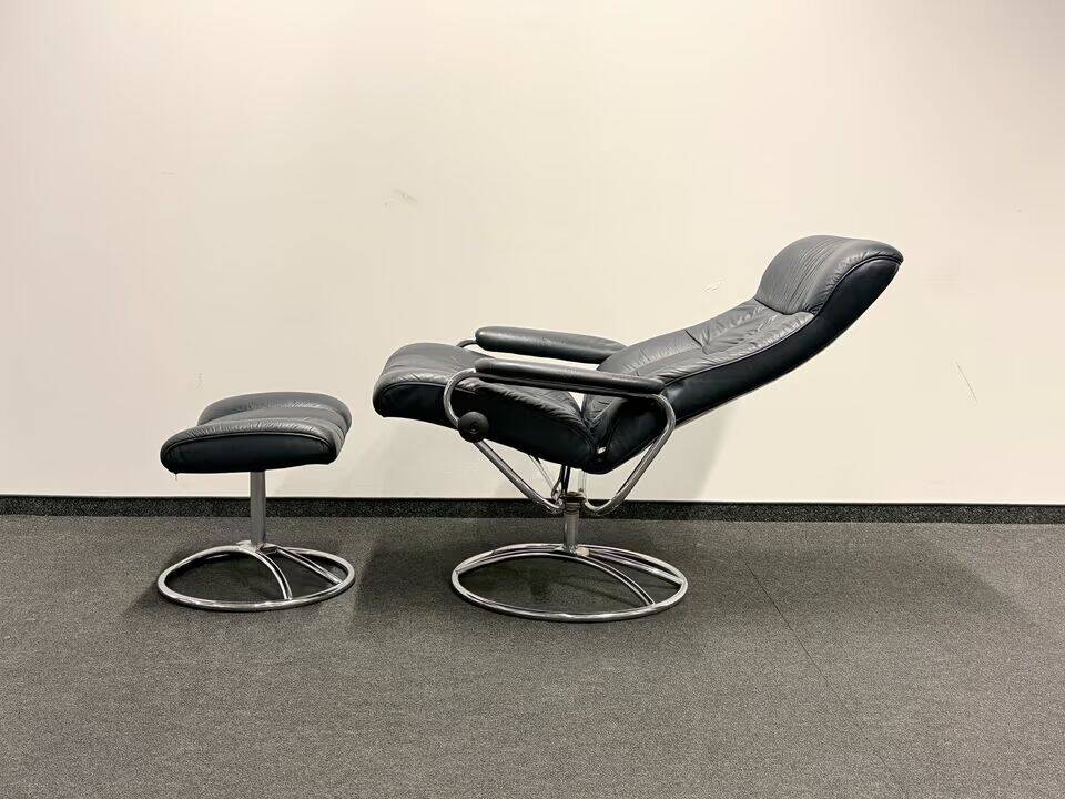 Chaise Stressless Ekornes avec pouf - Cadre chromé (années 1970) (prix pour une)