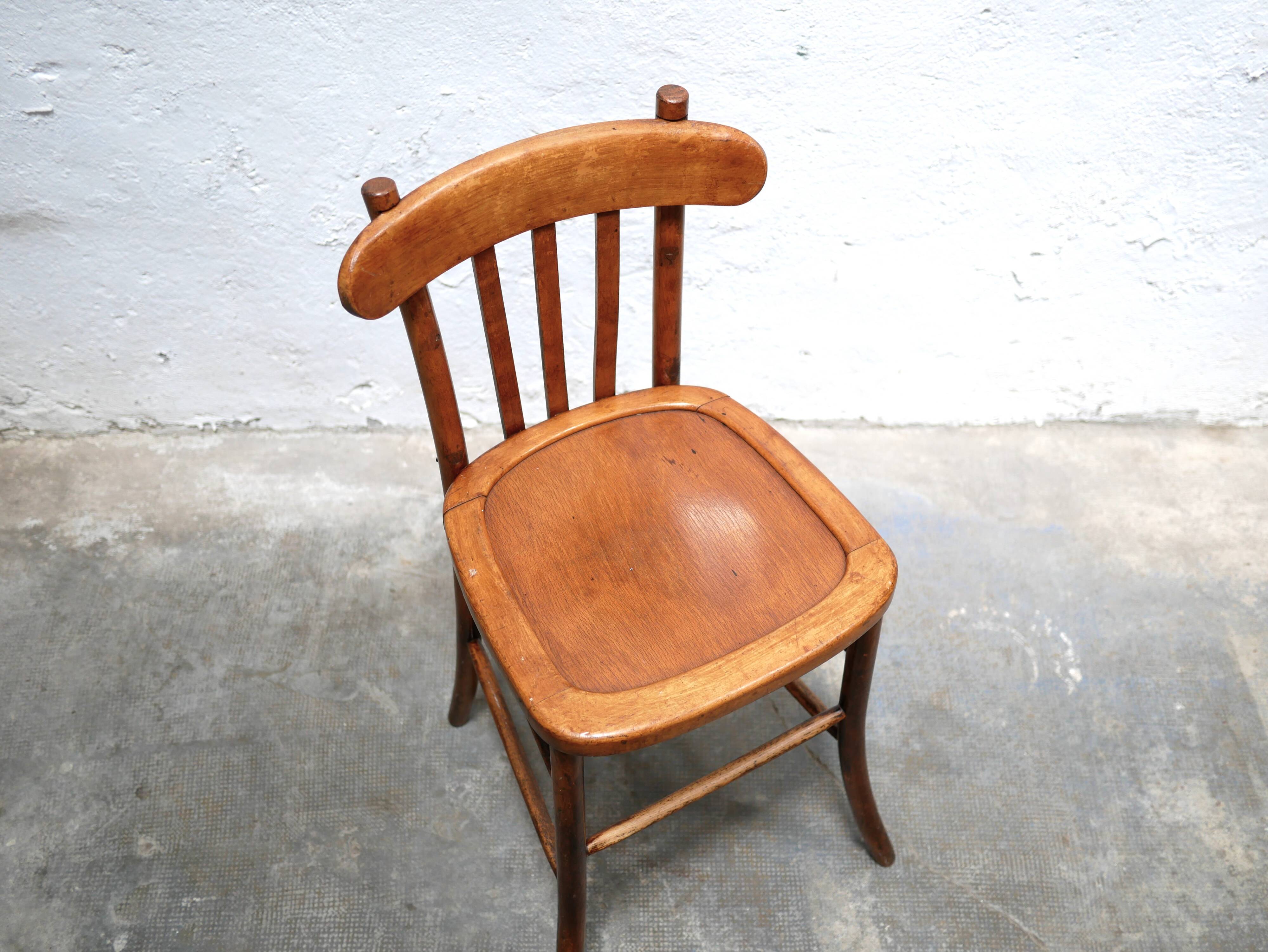 Chaise de bar vintage en bois par les éditions Luterma