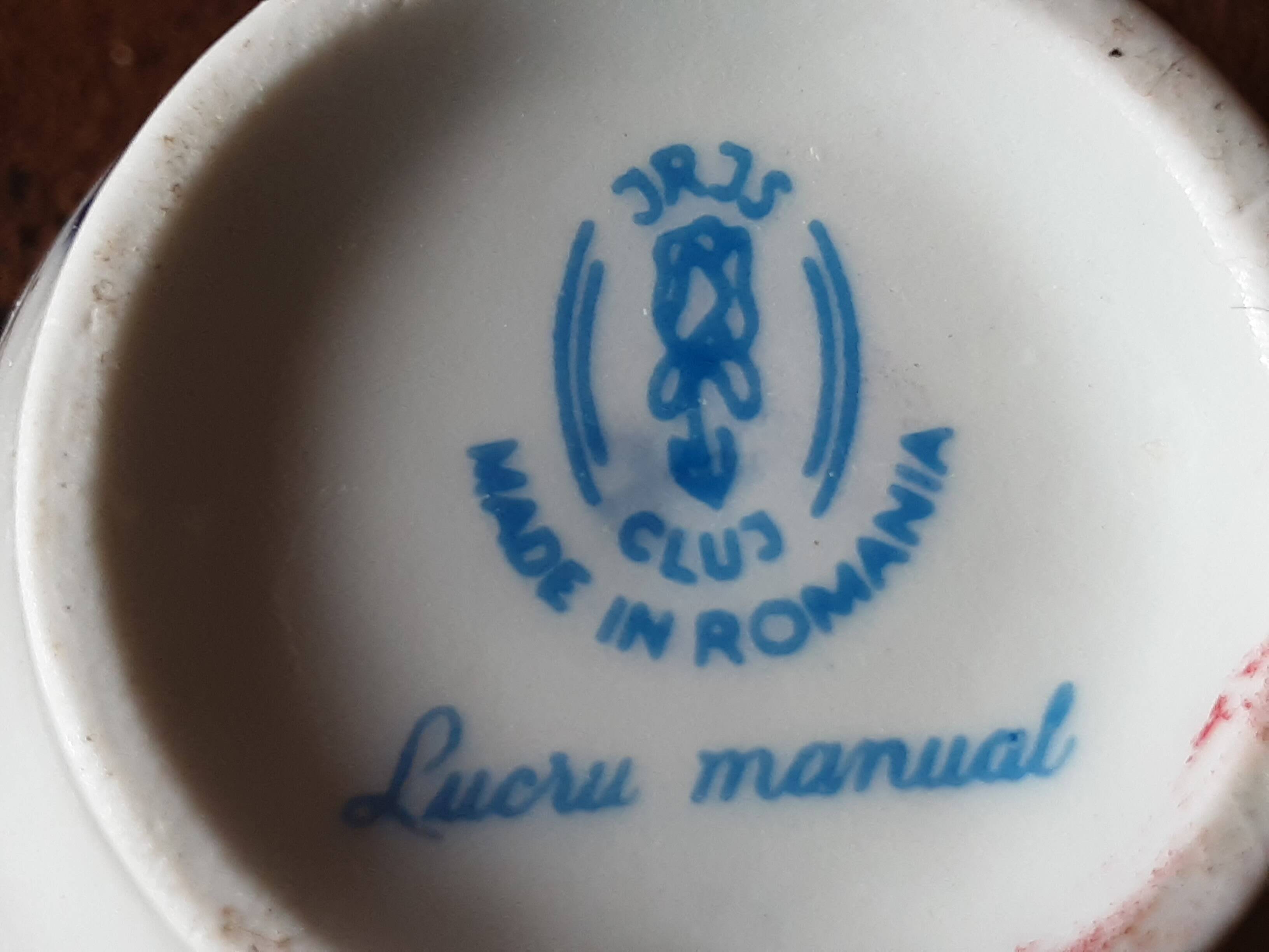 Set of 4 Romania cups and saucers