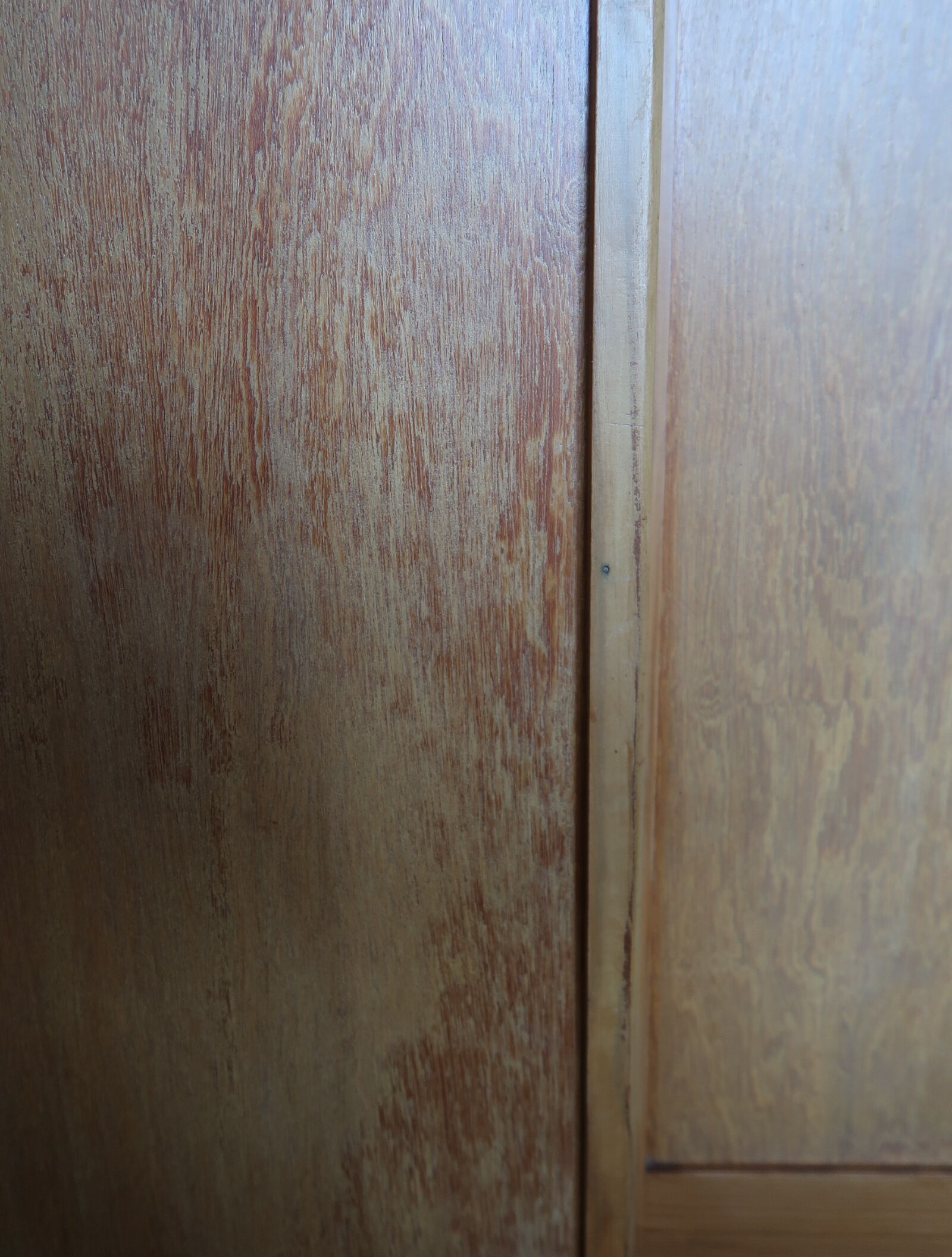 Armoire pieds compas