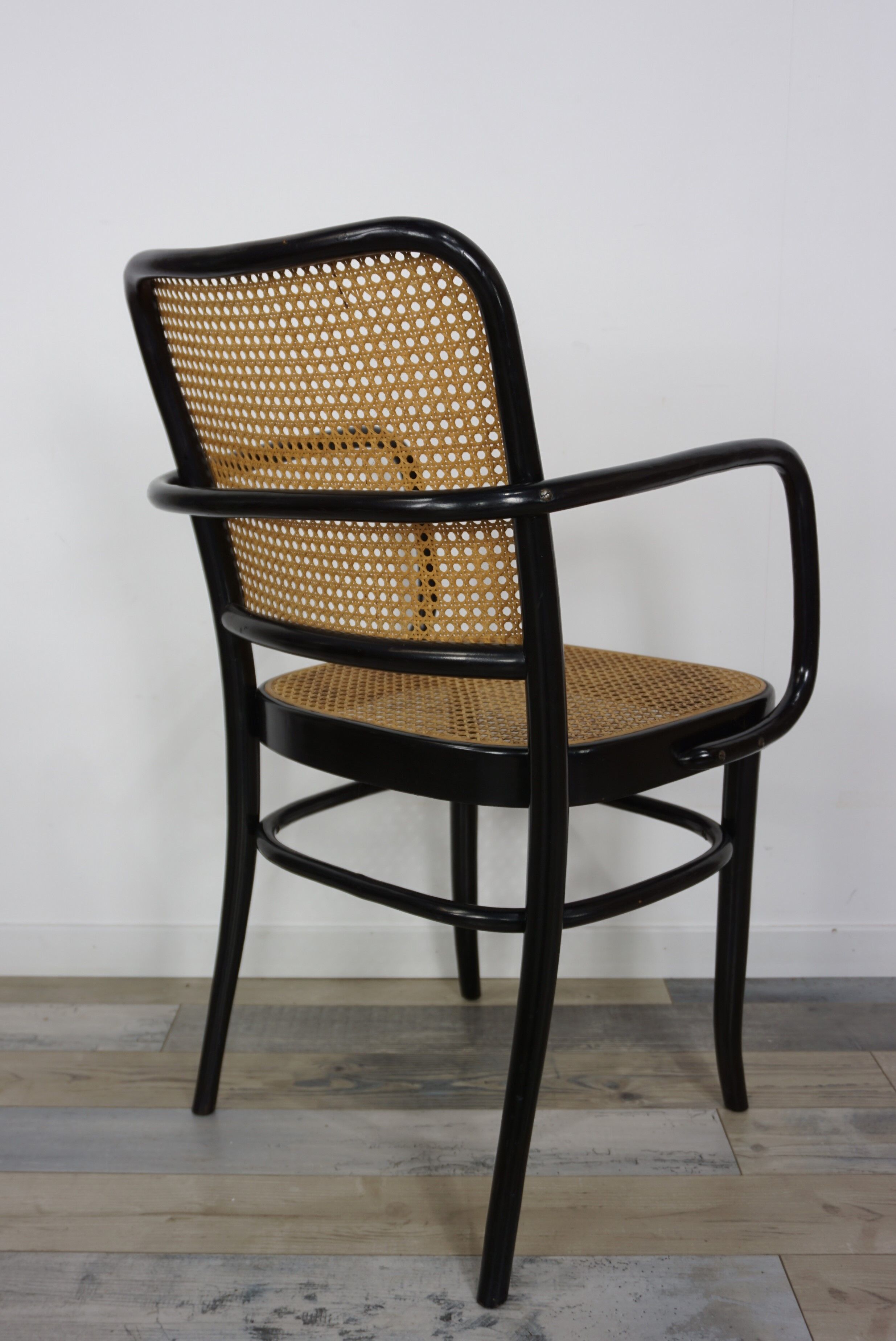 Fauteuil 811 design Josef Hoffmann en bois courbé noir et cannage
