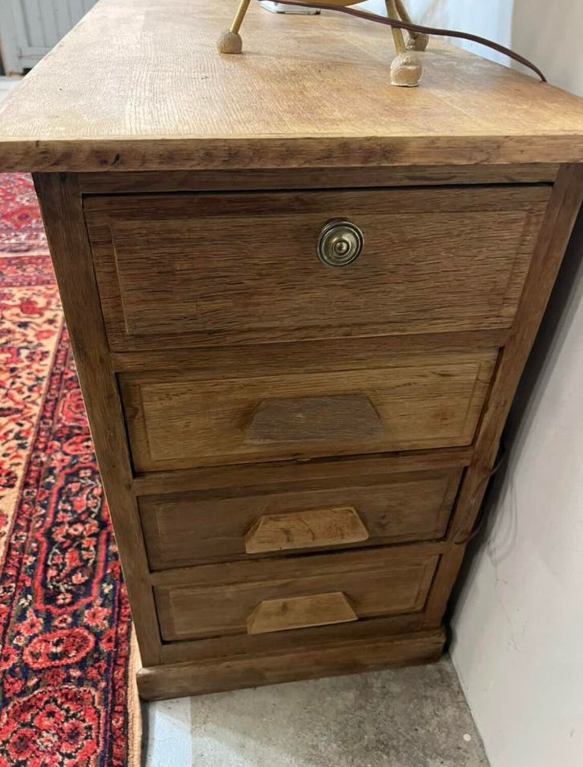 Ancien buffet en chêne à tiroirs