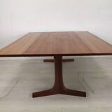 Scandinavian table with system