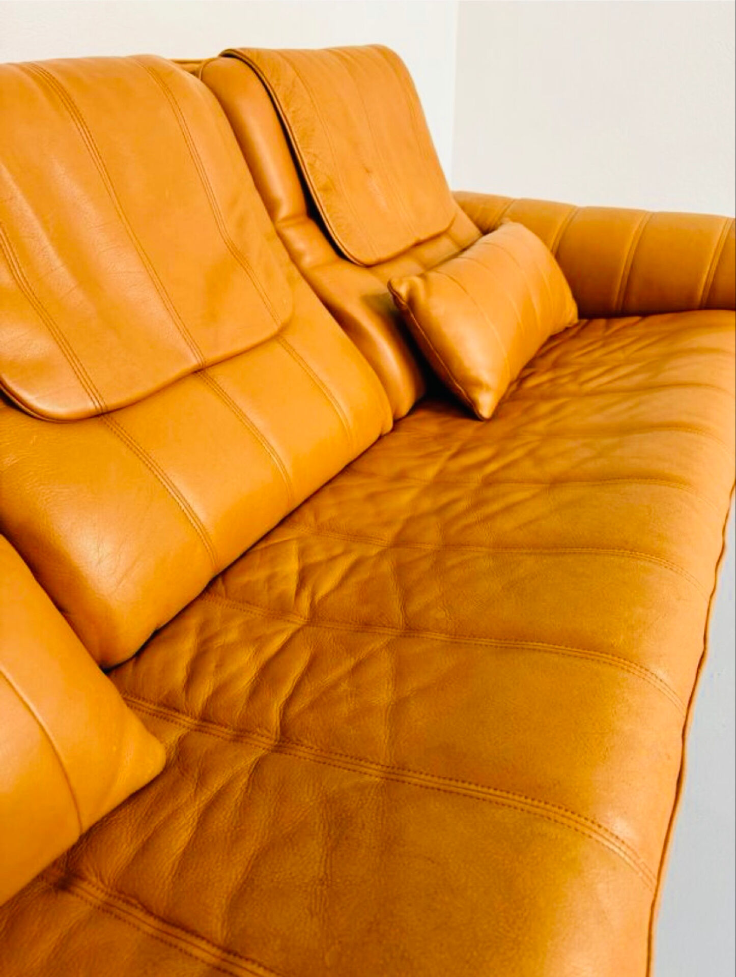 Ancien Canapé 3 places De Sede en cuir épais cognac design années 70