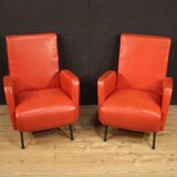 Paire de fauteuils de conception italienne en simili cuir rouge