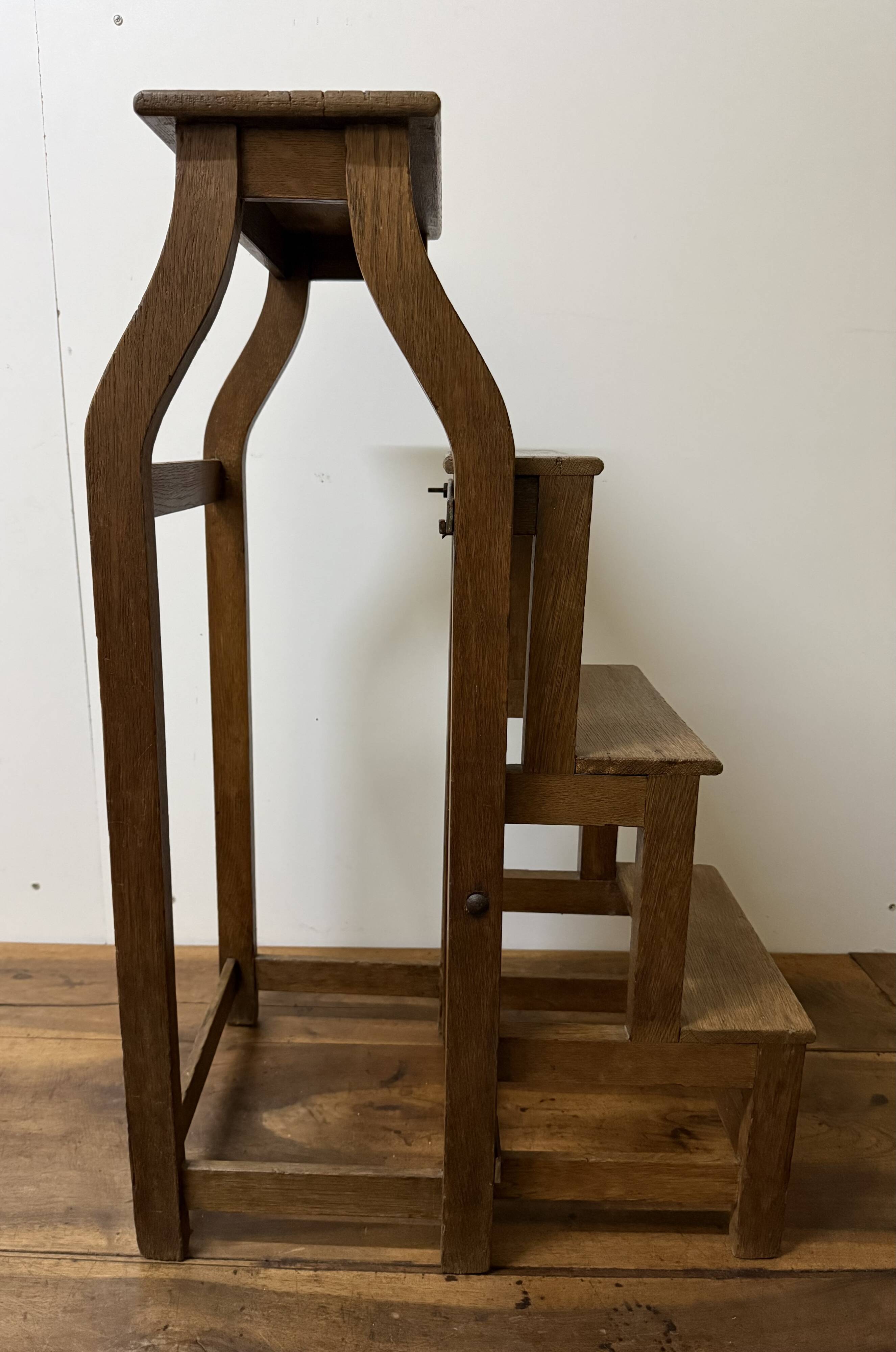Stool transforming into a step ladder.