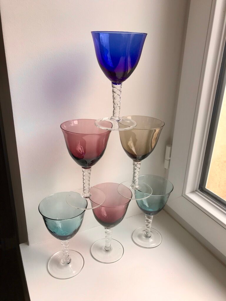 Set 6 colored wine glasses and worked feet 70s