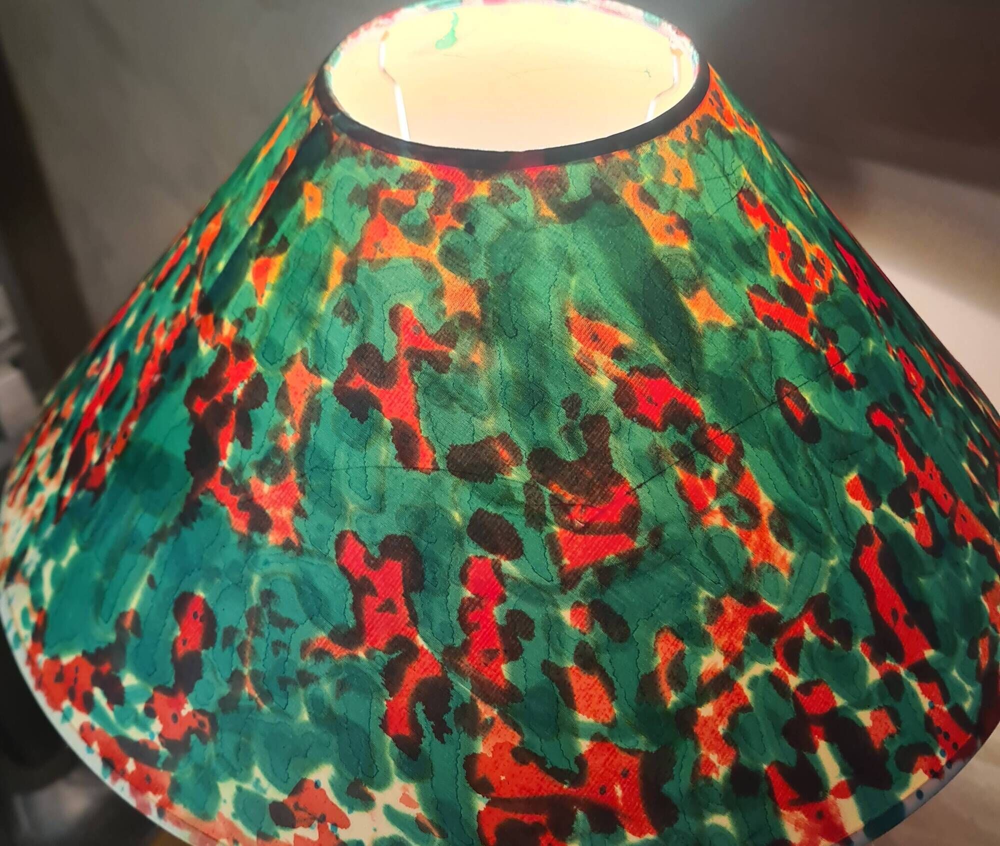 This elegant table lamp features a sculptural base in shiny gold brass.