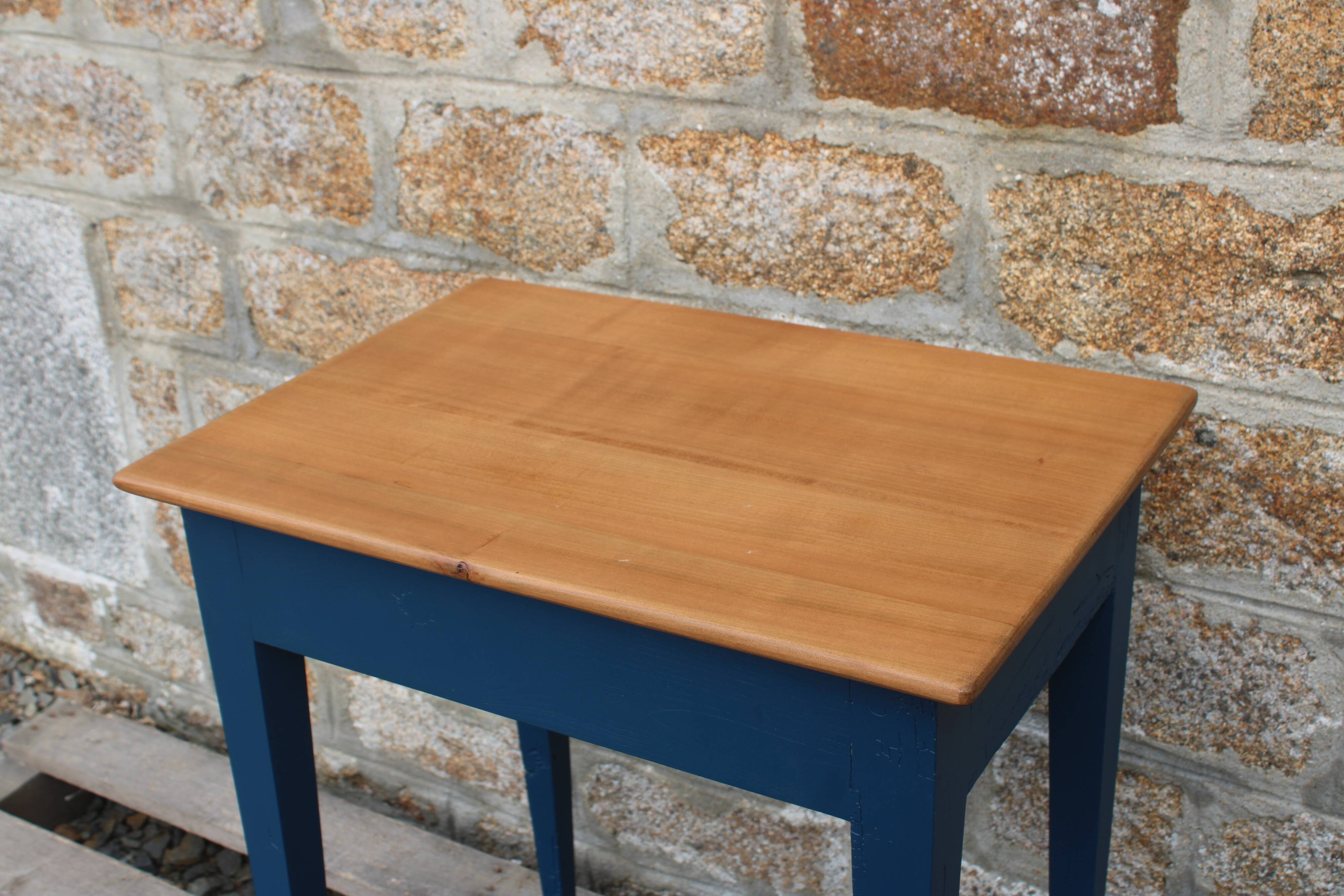 Table d’appoint ancienne rénovée – plateau bois naturel