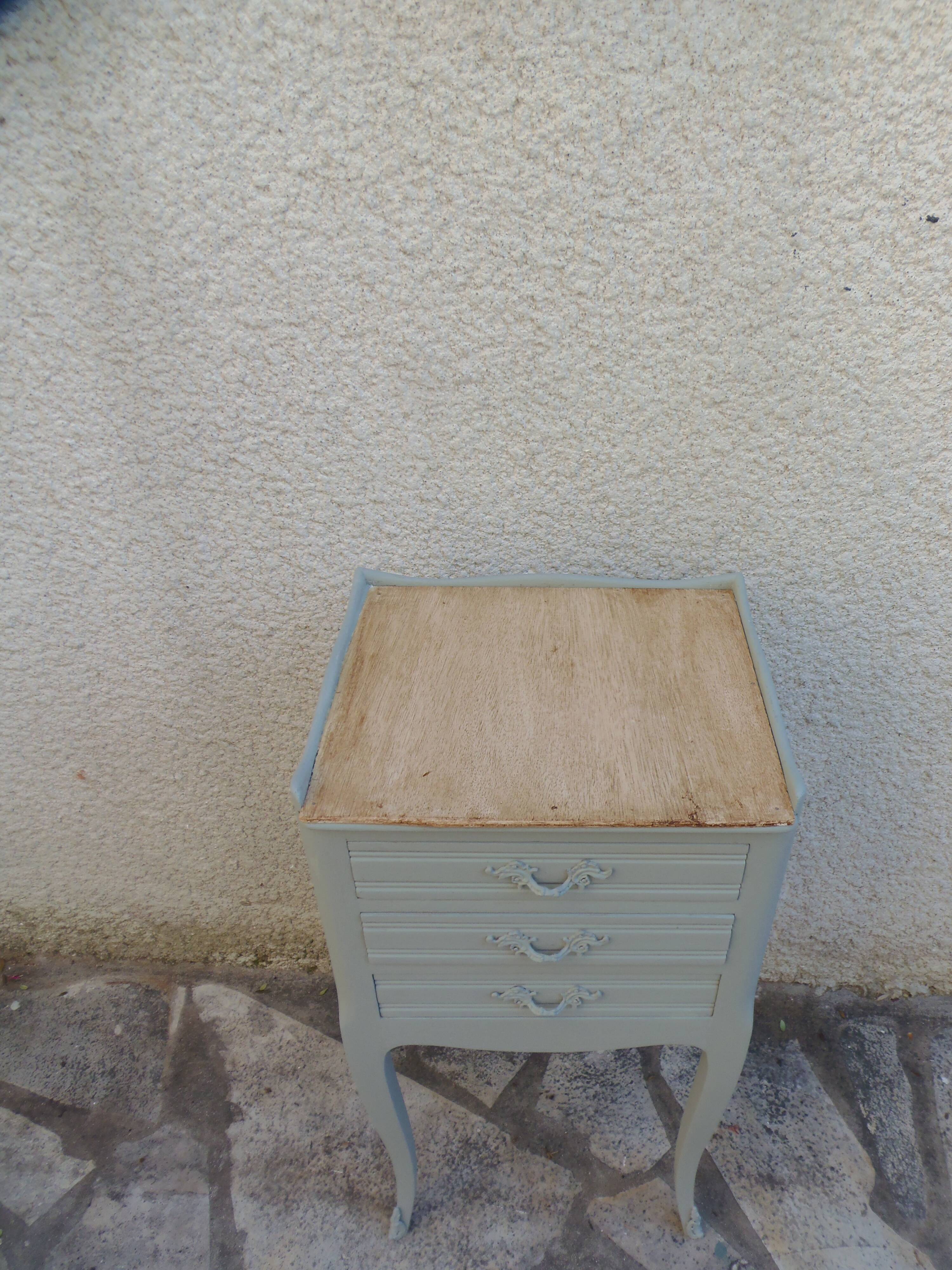 Chevet style Louis XV de belle facture réenchanté en vert de gris.