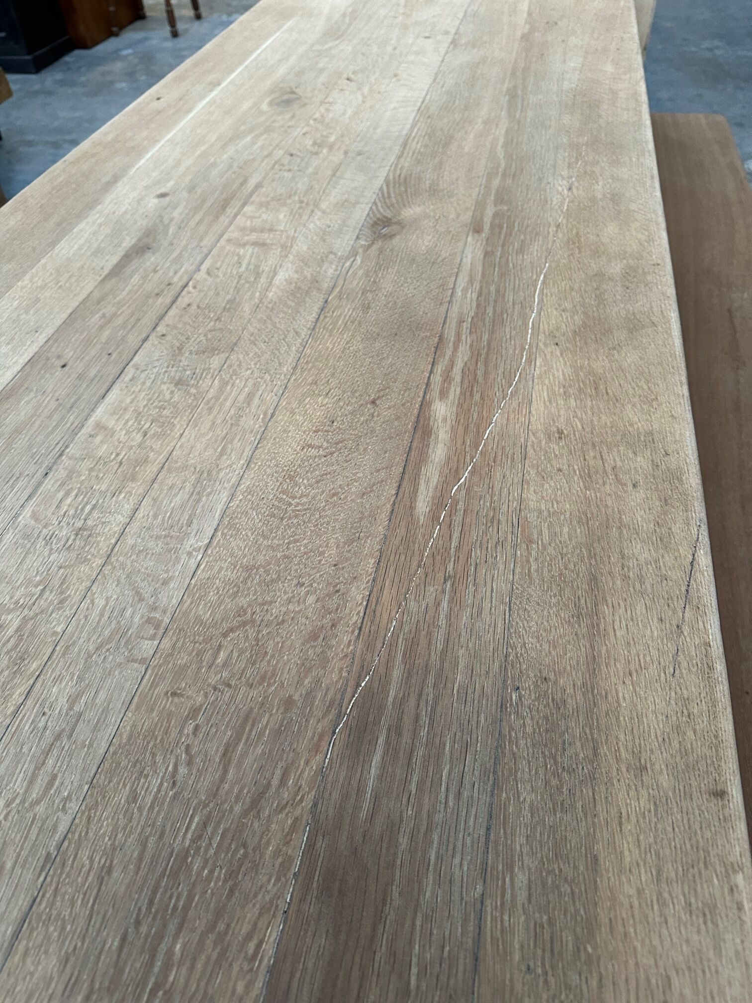 Oak farmhouse table and its 2 benches