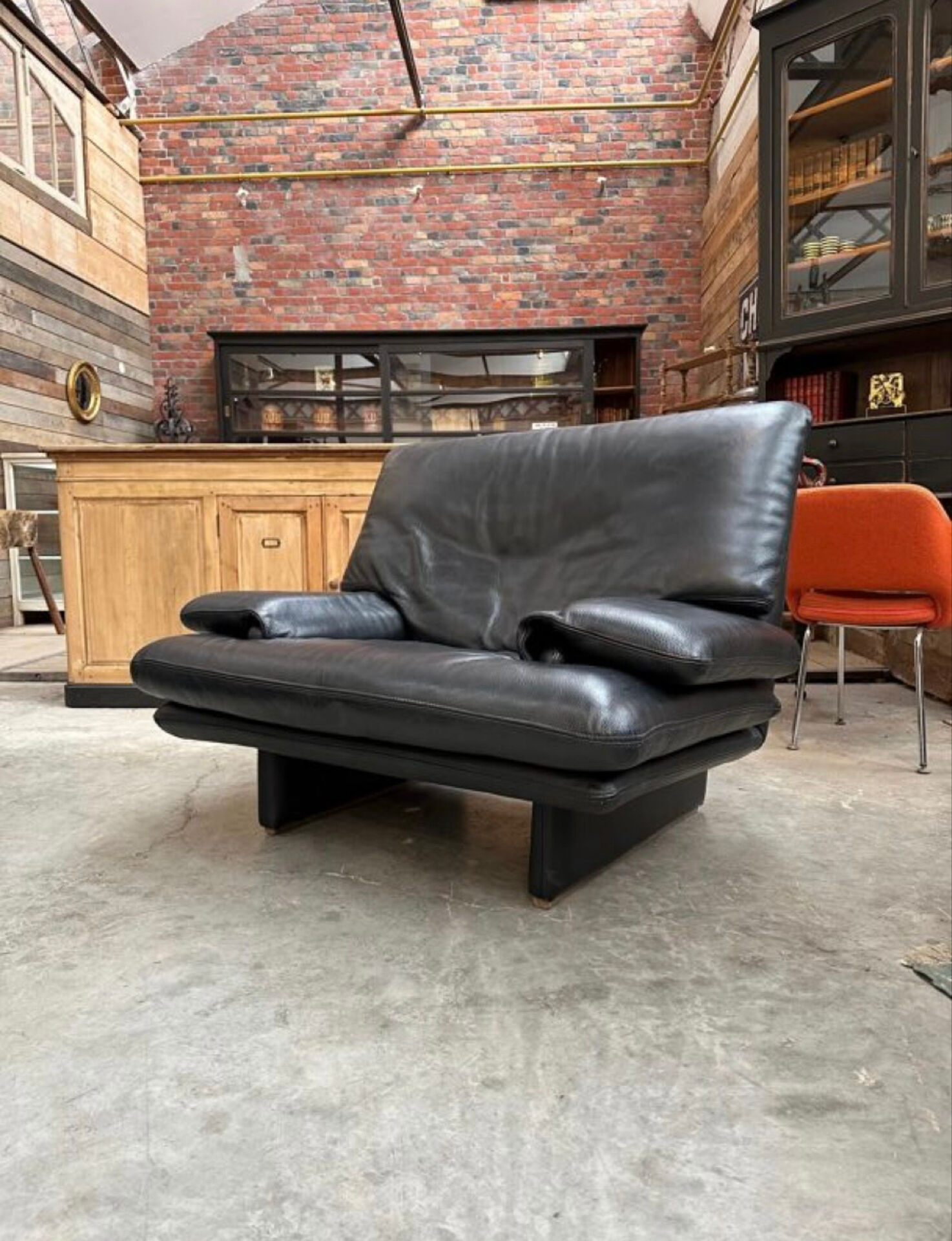 Black leather sofa – Italian design – 1980s
