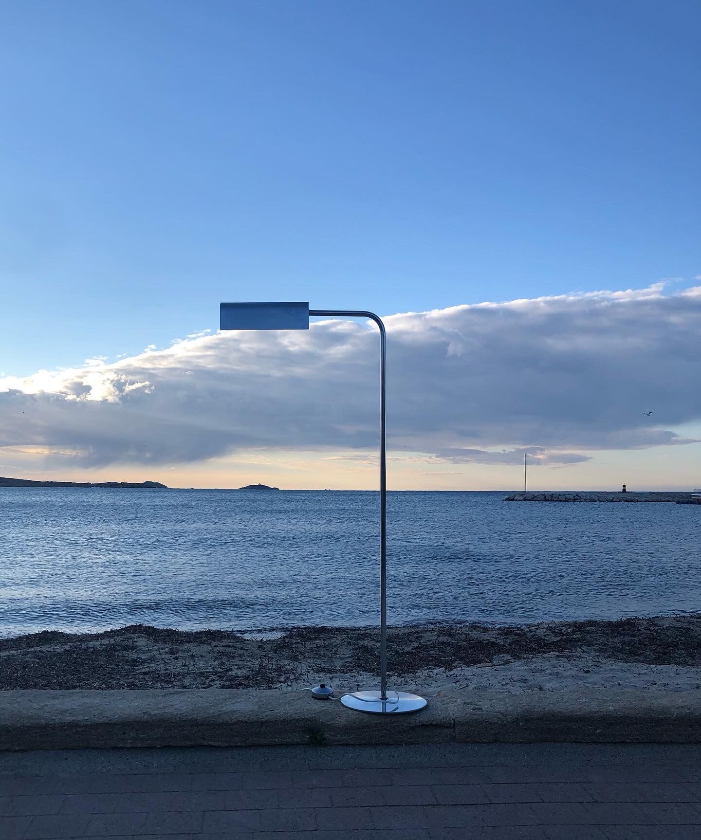 70s e-reader in chrome-plated steel sleek design