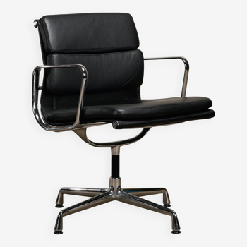 Chaise de salle à manger ou de conférence Charles & Ray Eames EA208 en cuir noir, Vitra