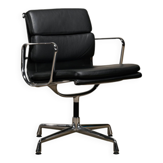 Chaise de salle à manger ou de conférence Charles & Ray Eames EA208 en cuir noir, Vitra
