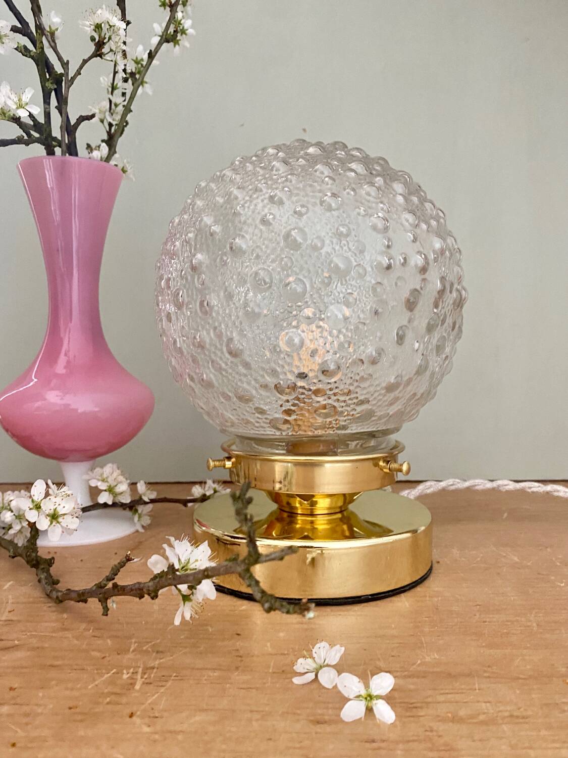 Lampe à poser globe vintage en verre moulé