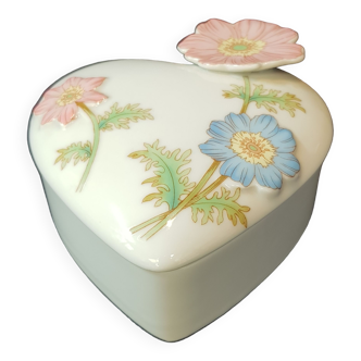 Heart jewelry box in porcelain