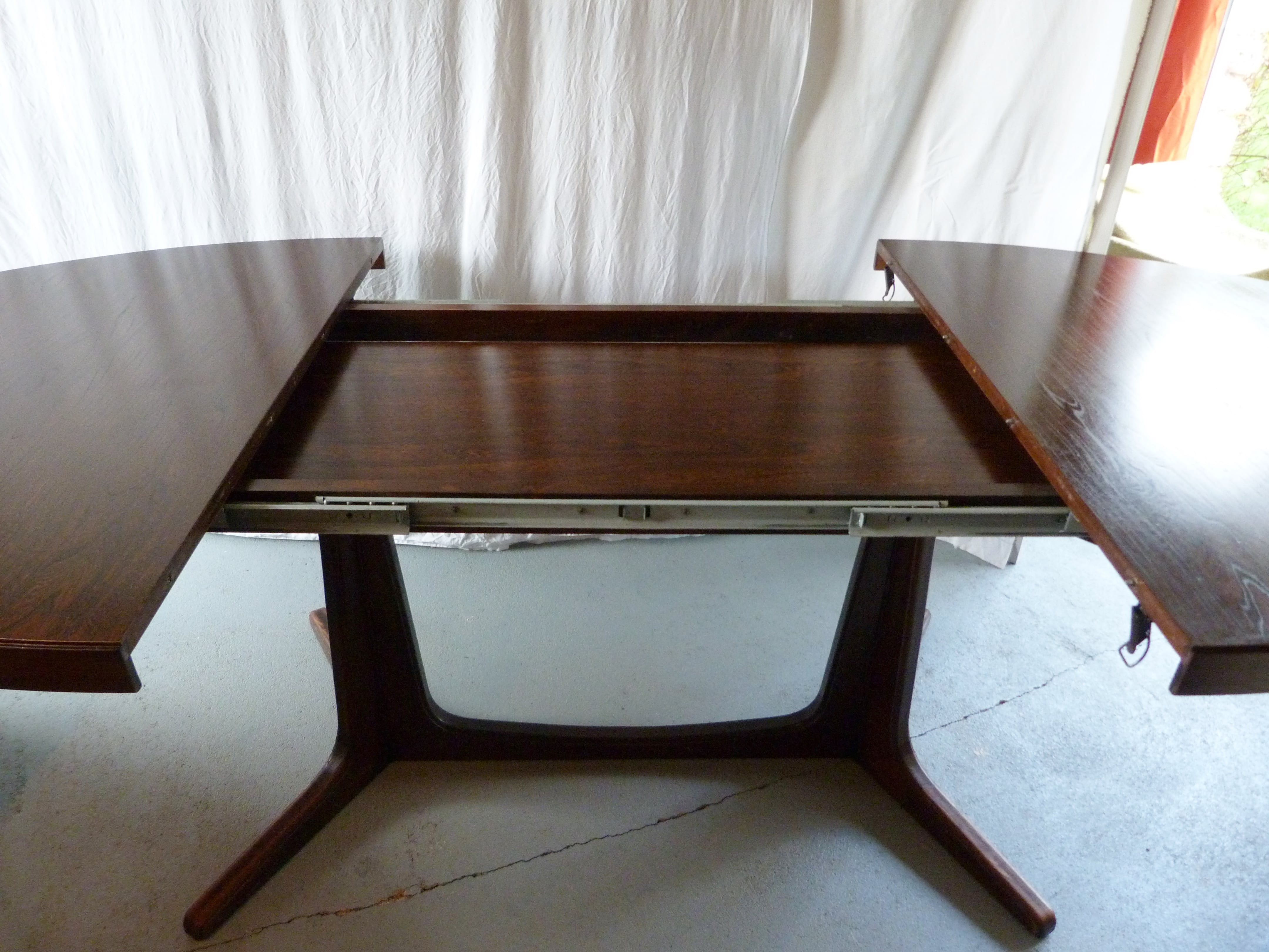 Baumann oval table