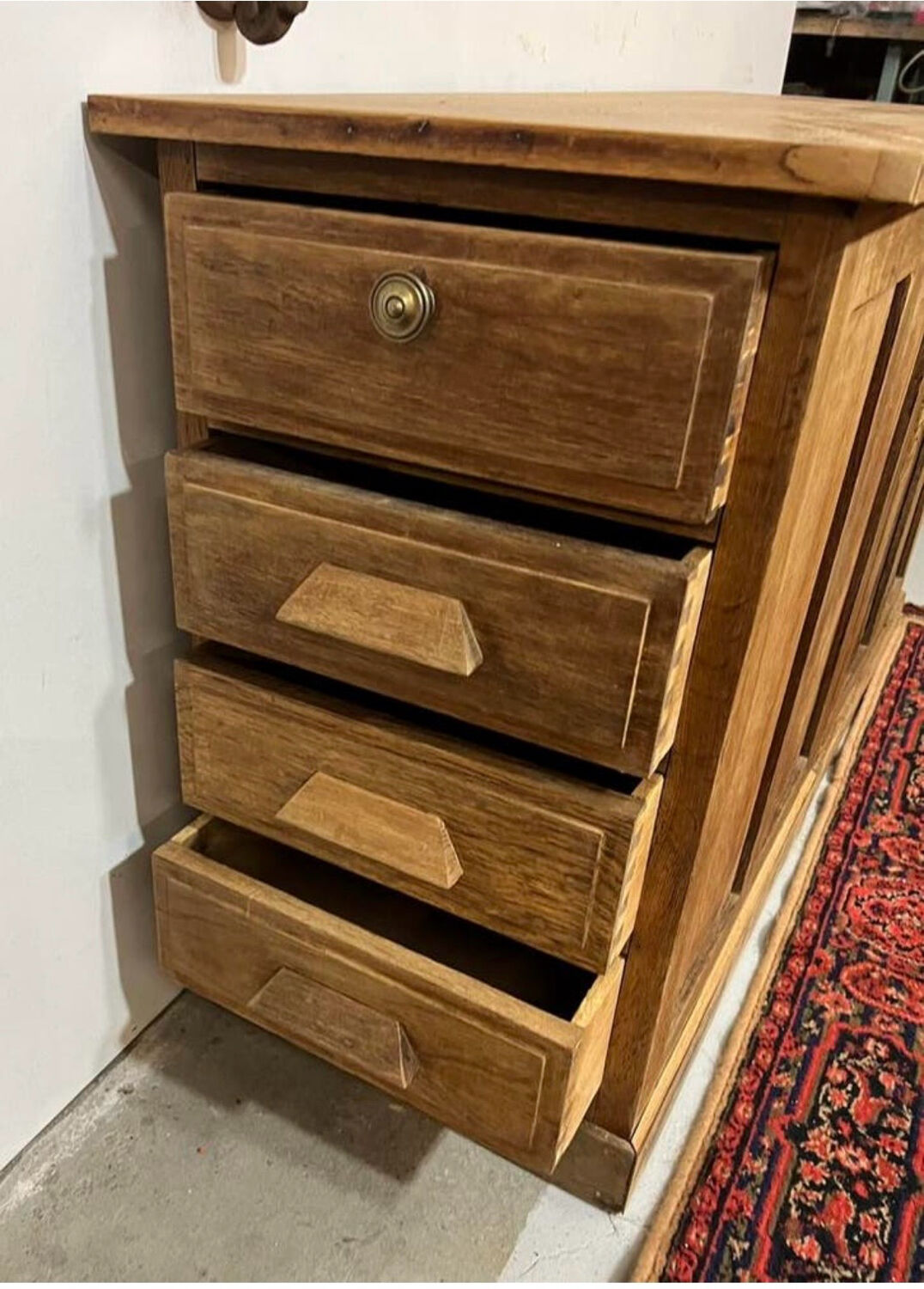 Ancien buffet en chêne à tiroirs