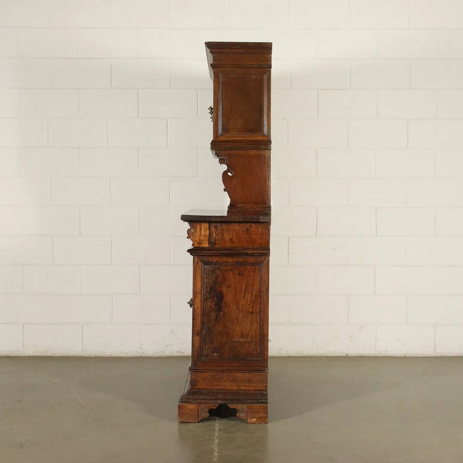 Baroque buffet in walnut and poplar, Italy, 18th century.