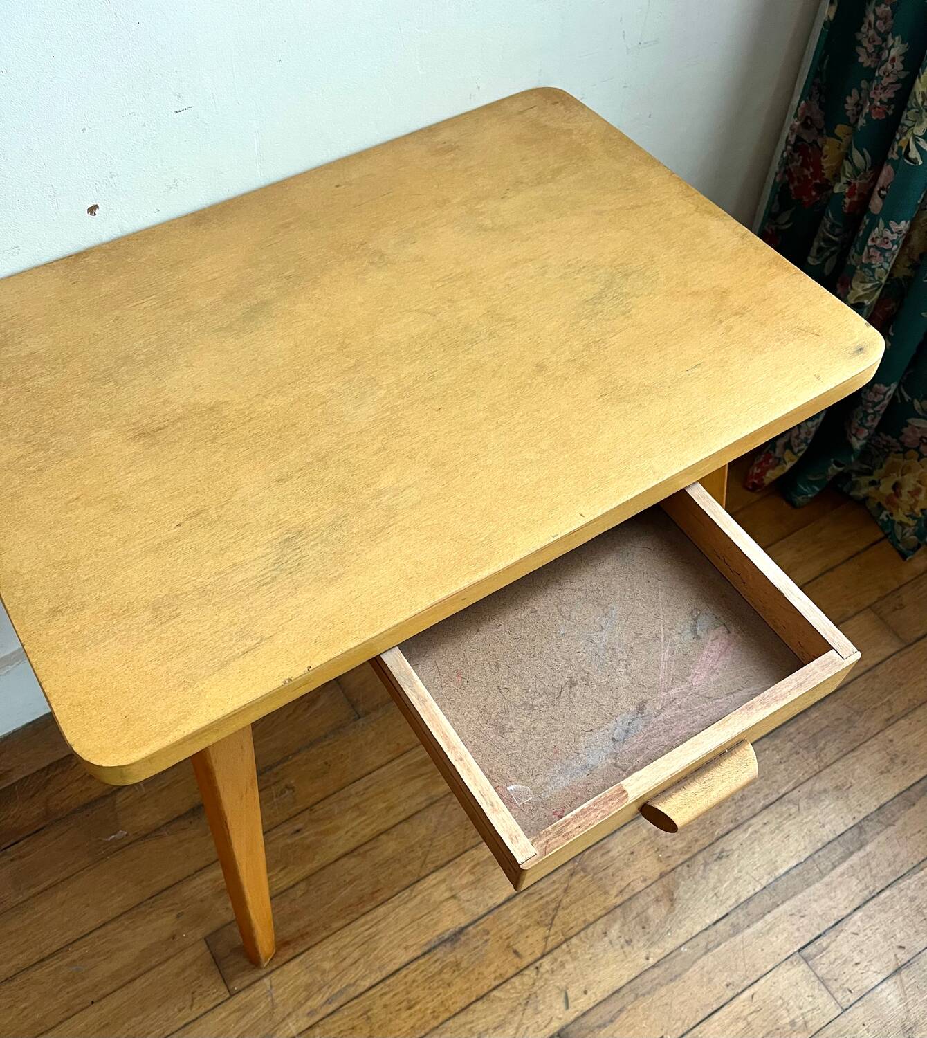 Kindergarten desk and chair set