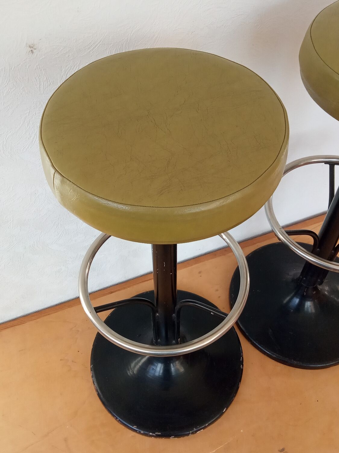 Pair of 60s tulip foot bar stools