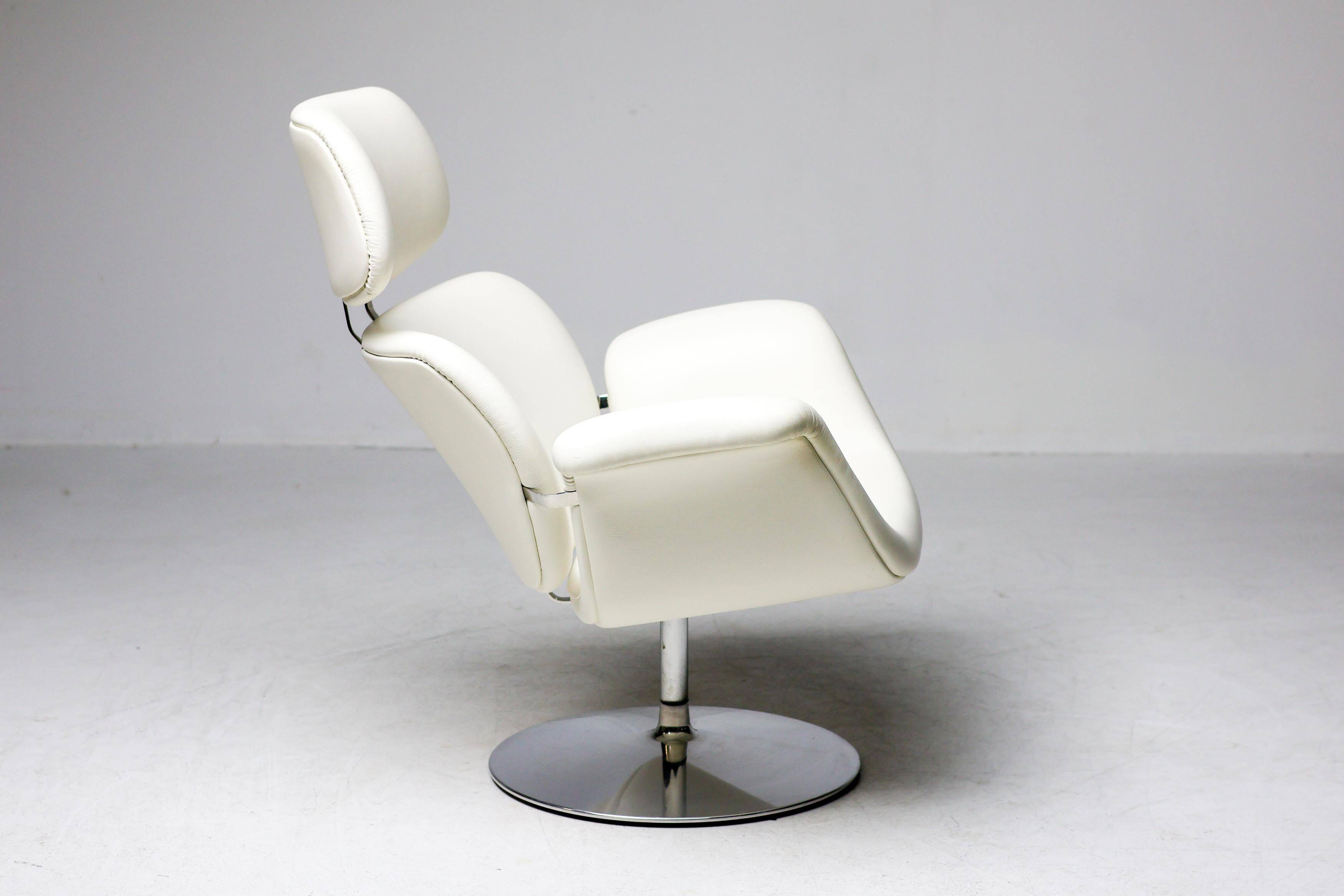 Artifort Tulip F545 Lounge Chair by Pierre Paulin, white leather