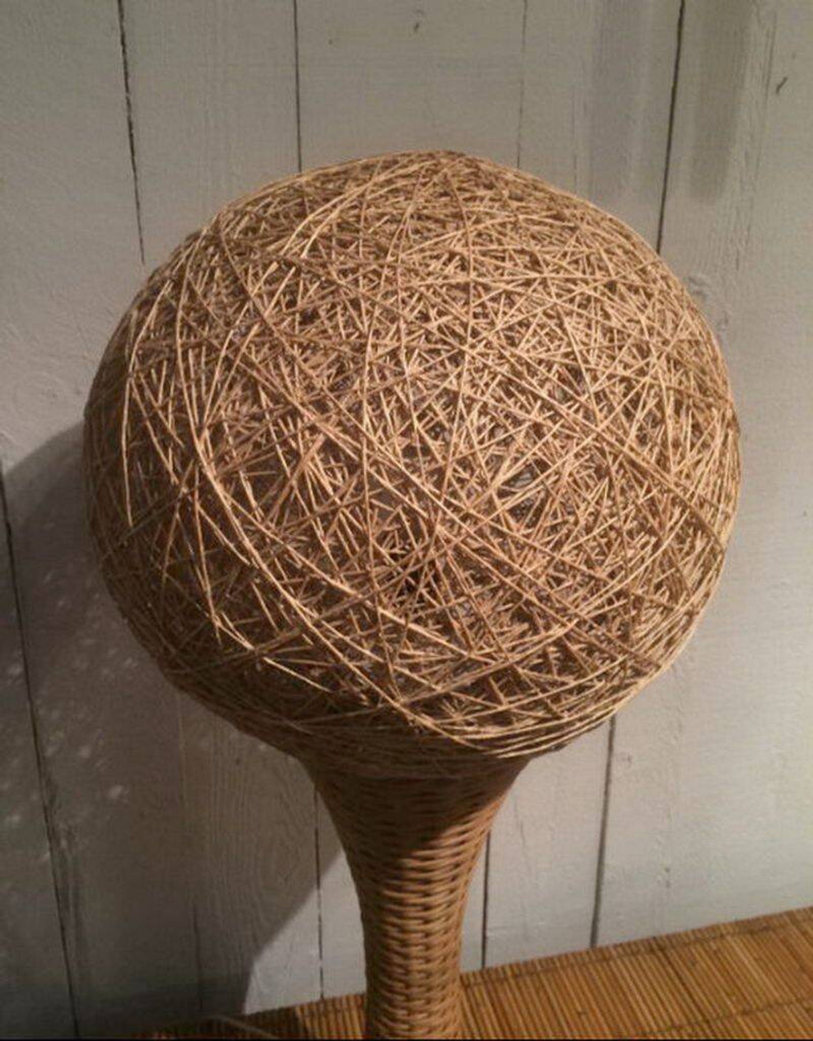 Grande lampe en rotin