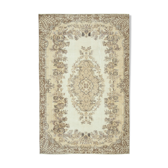 Turkish hand-knotted wool 1970s beige carpet 178 cm x 275 cm