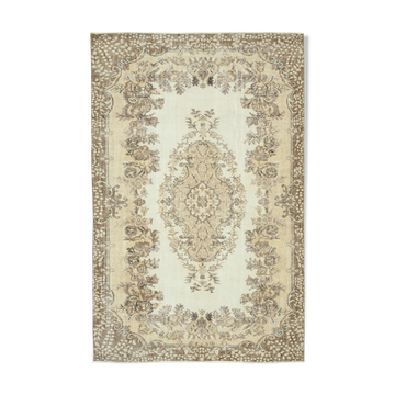 Turkish hand-knotted wool 1970s beige carpet 178 cm x 275 cm