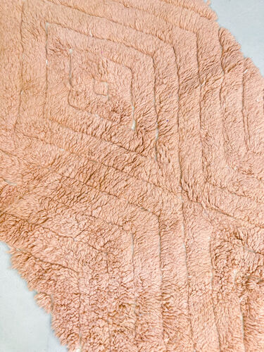 Tapis berbère marocain beni ouarain ocre rose à motifs gravés 170x117cm