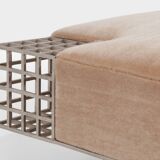 Large banc ottoman Carla Sozzani à Milan velour de mohair 1990