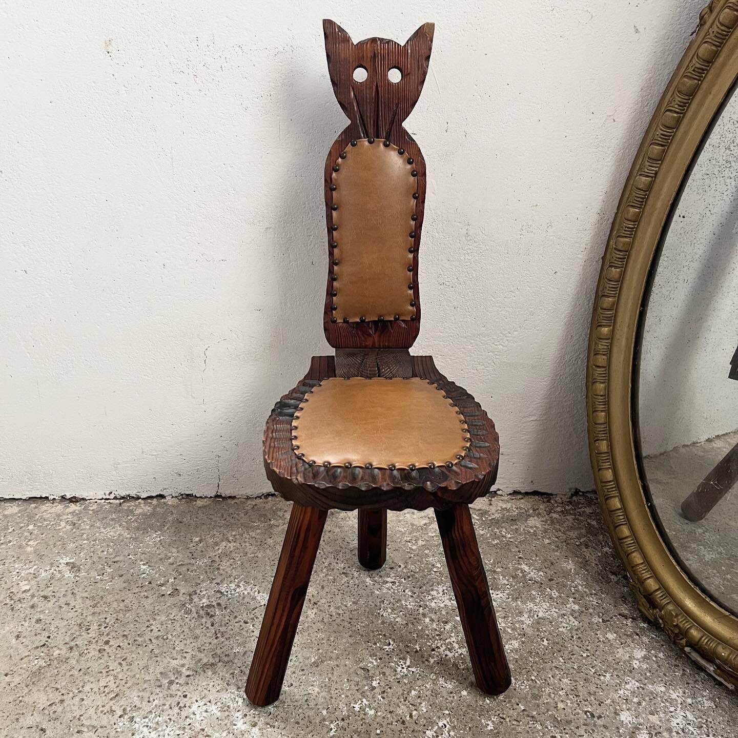 Folding tripod stool with cat back
